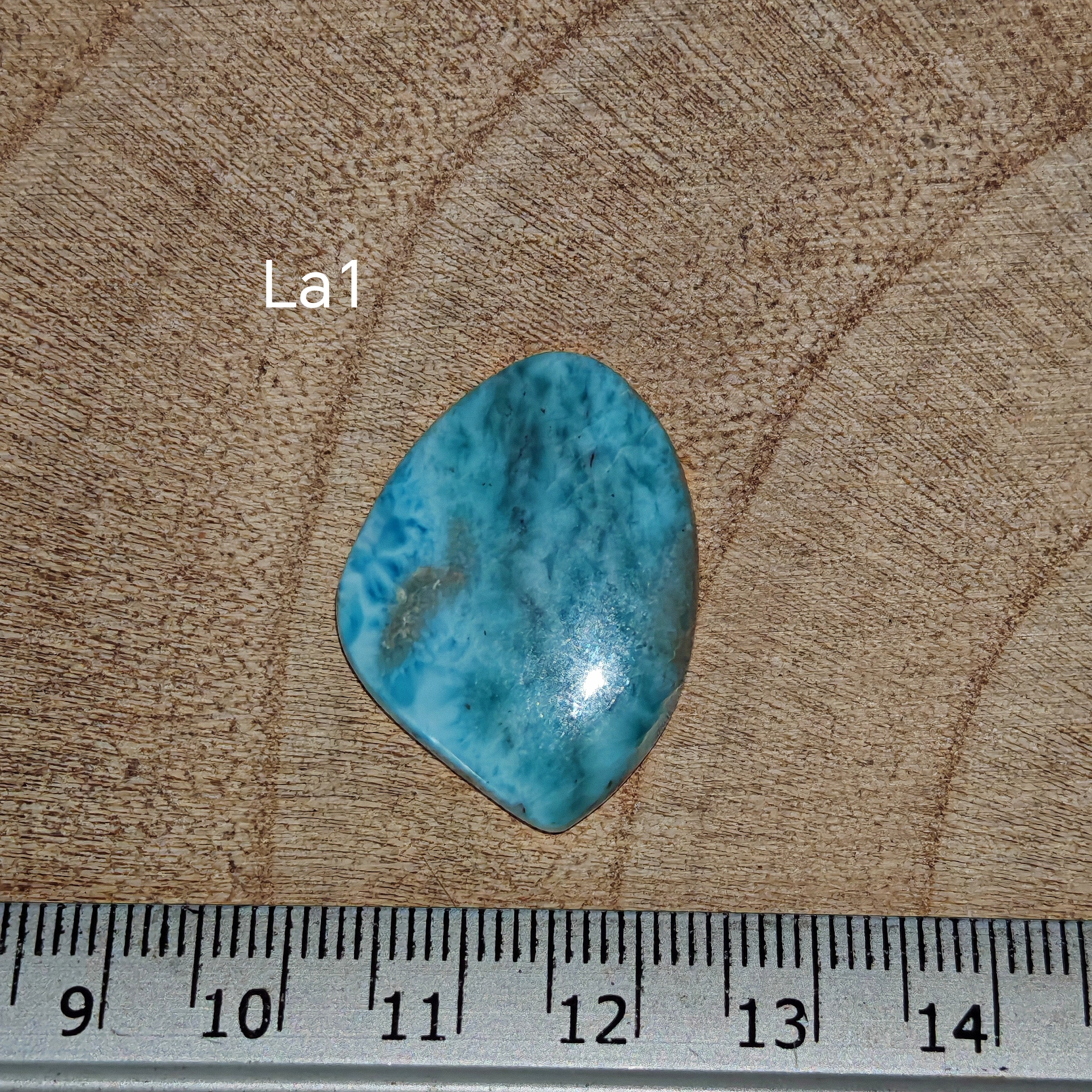 1. kép (vonalzós főkép): Larimar kabochon La1 – szabálytalan forma, élénk türkiz-kék szín fehér felhős mintával, vonalzóval mérve