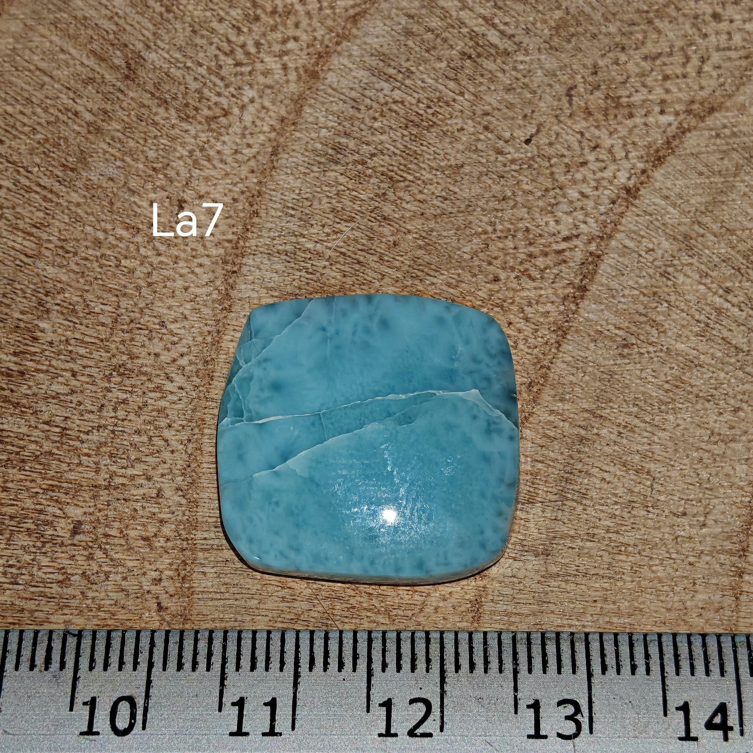 Larimar kabochon La7 – négyzetes/cushion alak, élénk türkiz-kék szín fehér felhős mintával, vonalzóval mérve
