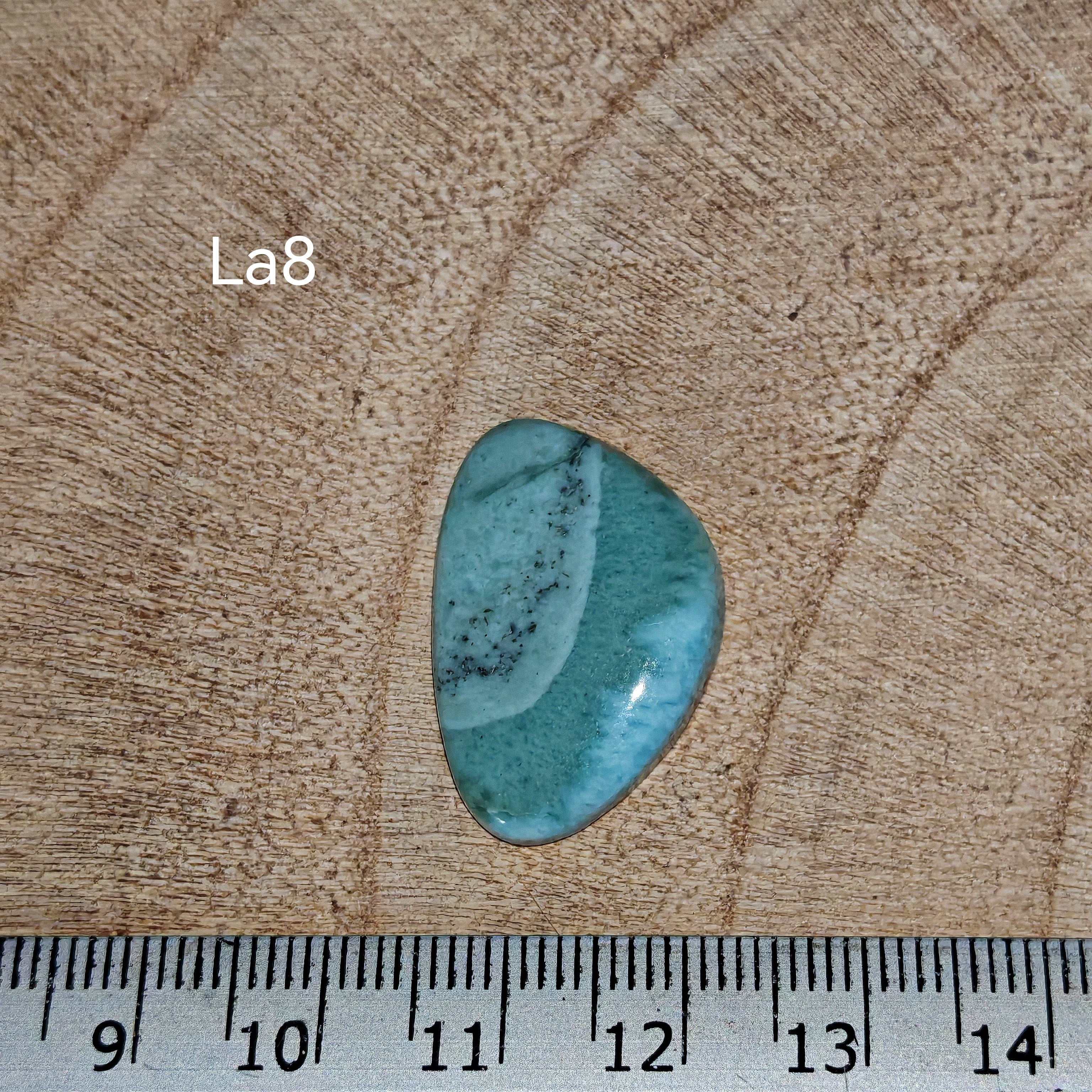 Larimar kabochon La8 – négyzetes/cushion alak, élénk türkiz-kék szín fehér felhős mintával, vonalzóval mérve