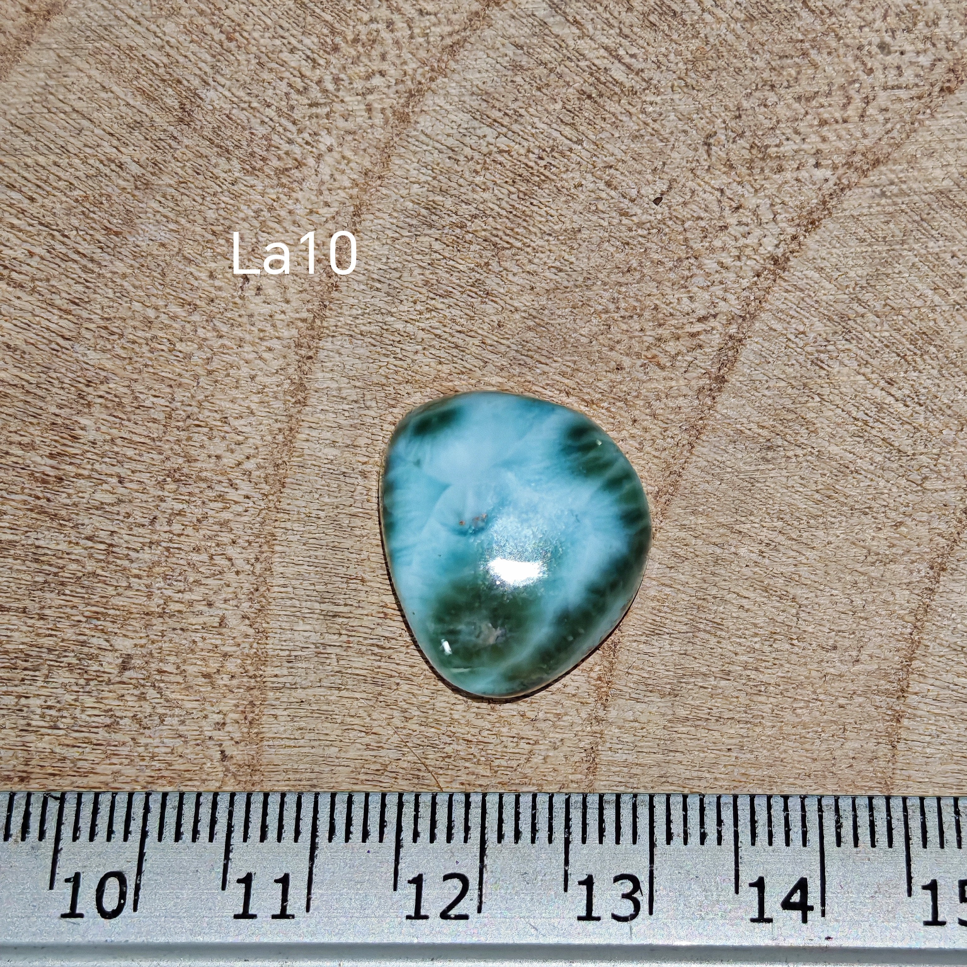 Larimar kabochon La10 – négyzetes/cushion alak, élénk türkiz-kék szín fehér felhős mintával, vonalzóval mérve