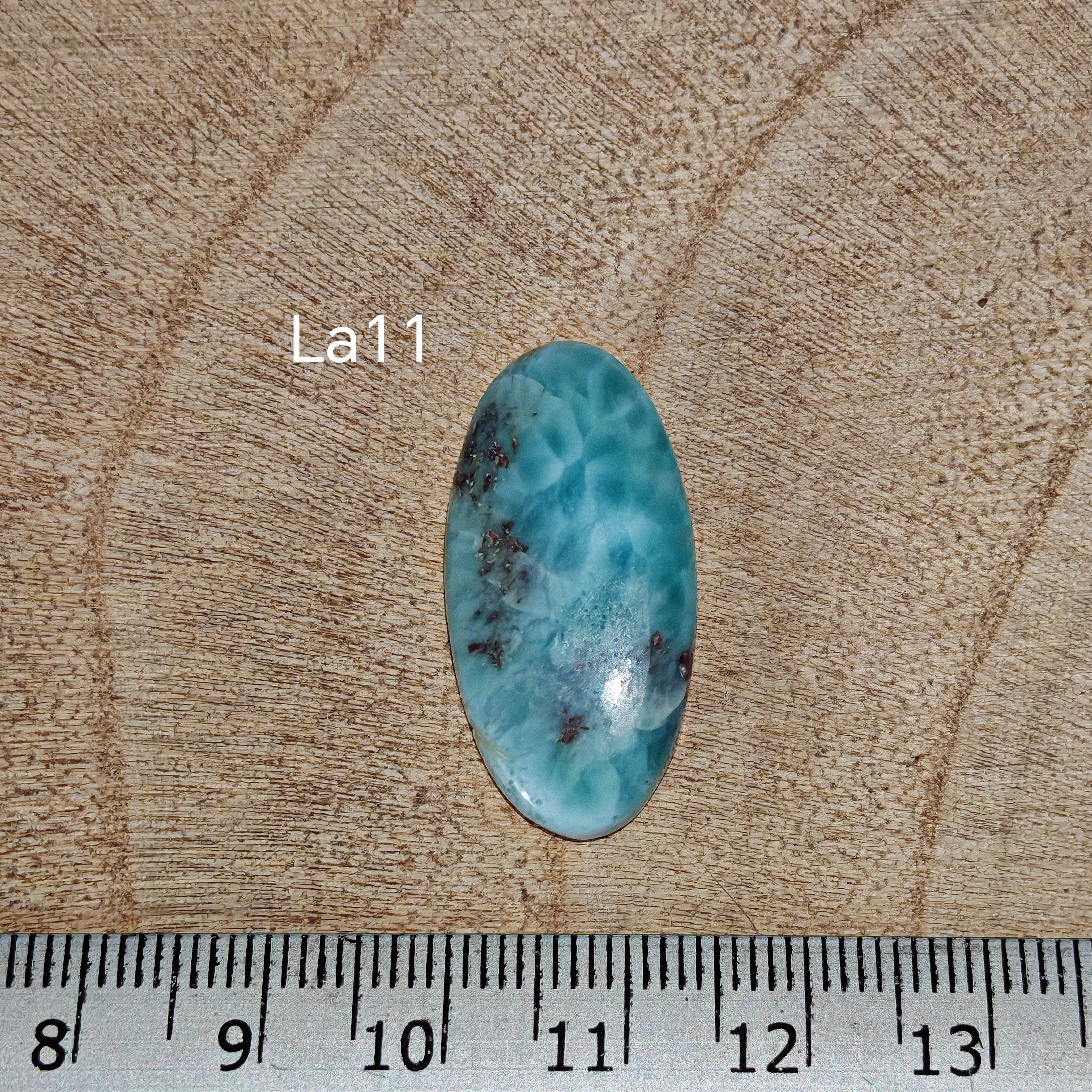 Larimar kabochon La11 – négyzetes/cushion alak, élénk türkiz-kék szín fehér felhős mintával, vonalzóval mérve