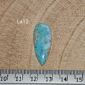 Larimar kabochon La12 – körte/teardrop alak, élénk türkiz-kék szín fehér felhős mintával, vonalzóval mérve