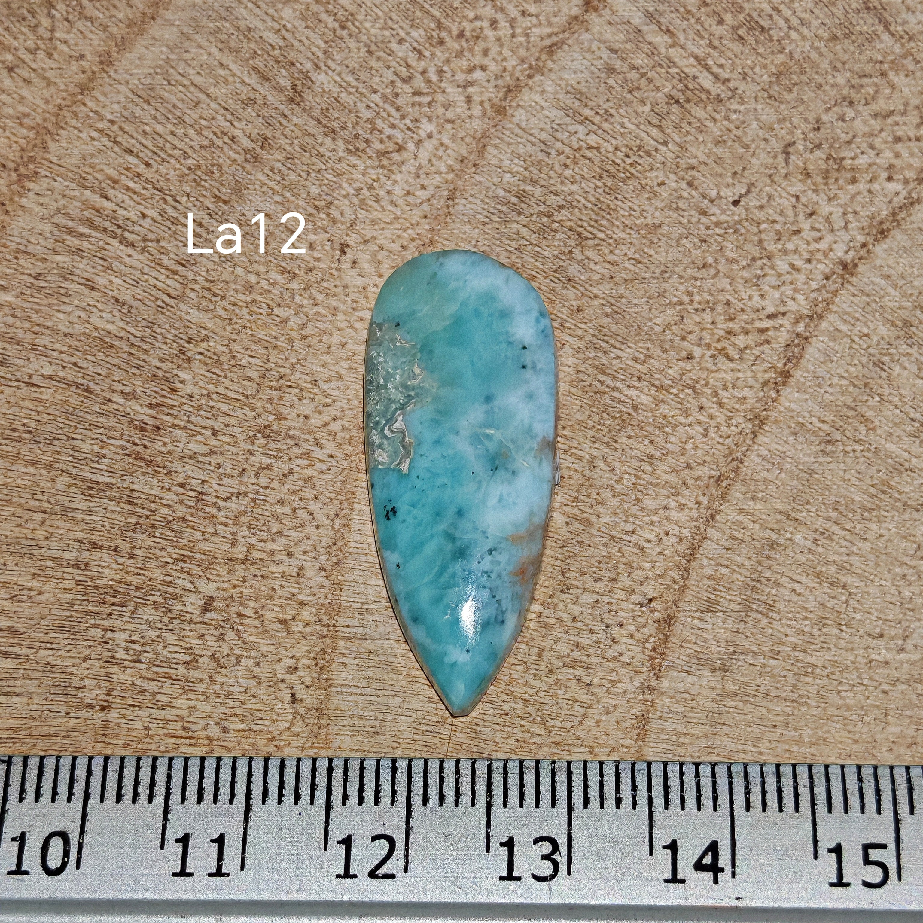 Larimar kabochon La12 – körte/teardrop alak, élénk türkiz-kék szín fehér felhős mintával, vonalzóval mérve