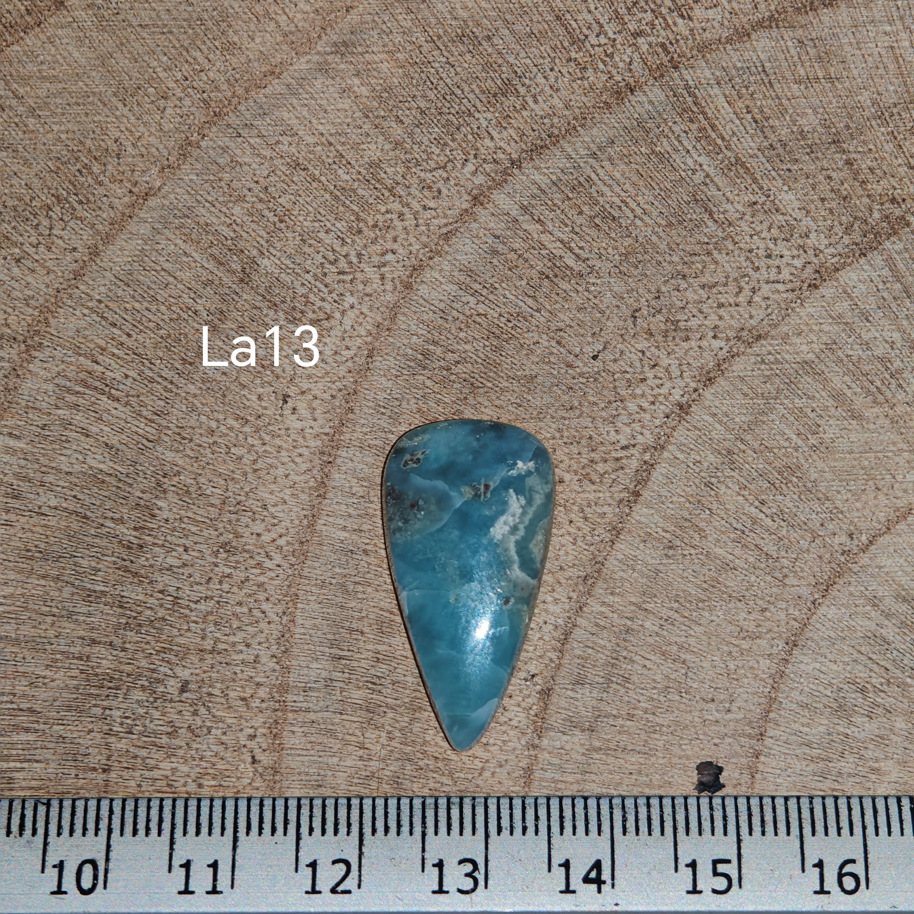 Larimar kabochon La13 – körte/teardrop alak, élénk türkiz-kék szín fehér felhős mintával, vonalzóval mérve