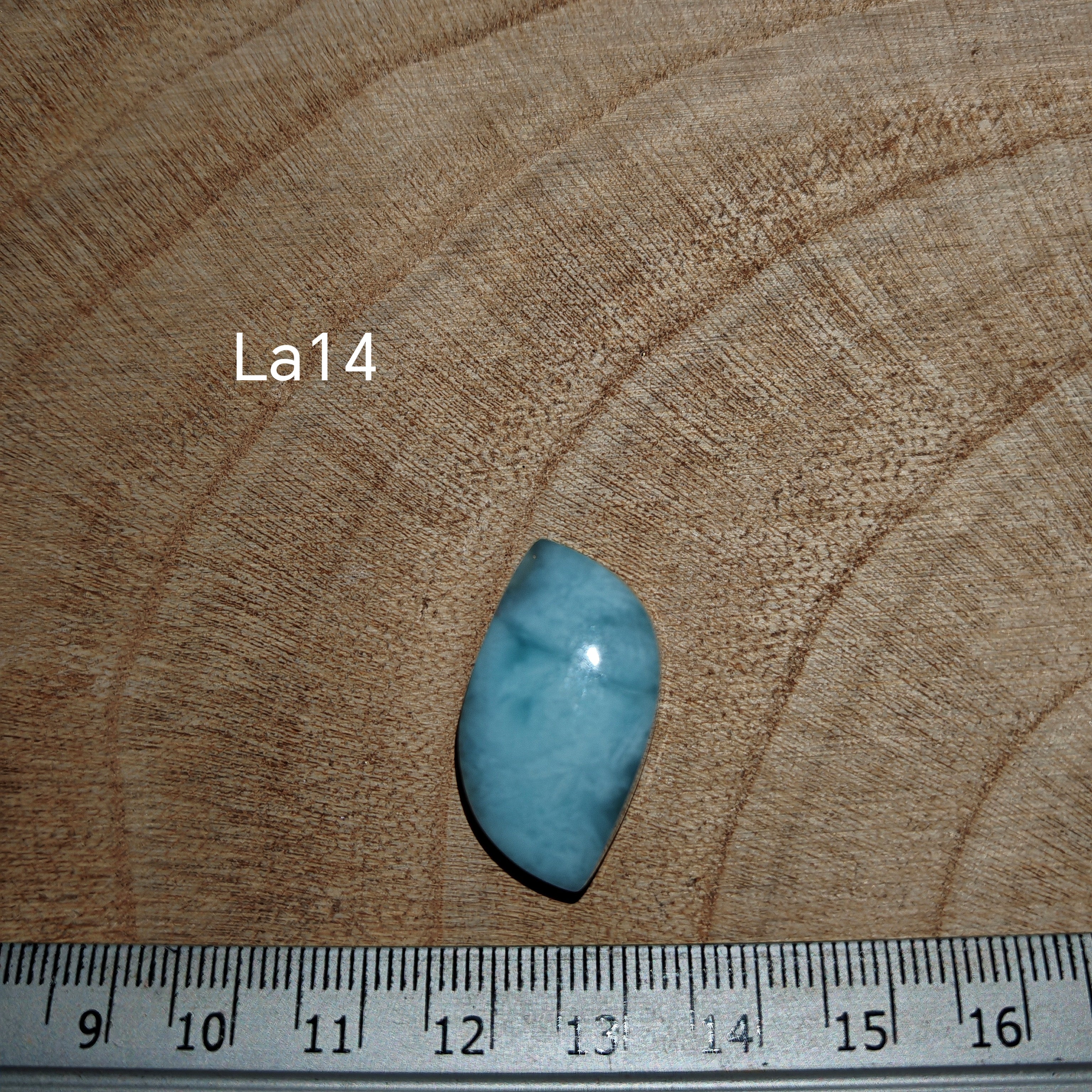 Larimar kabochon La14 – körte/teardrop alak, élénk türkiz-kék szín fehér felhős mintával, vonalzóval mérve