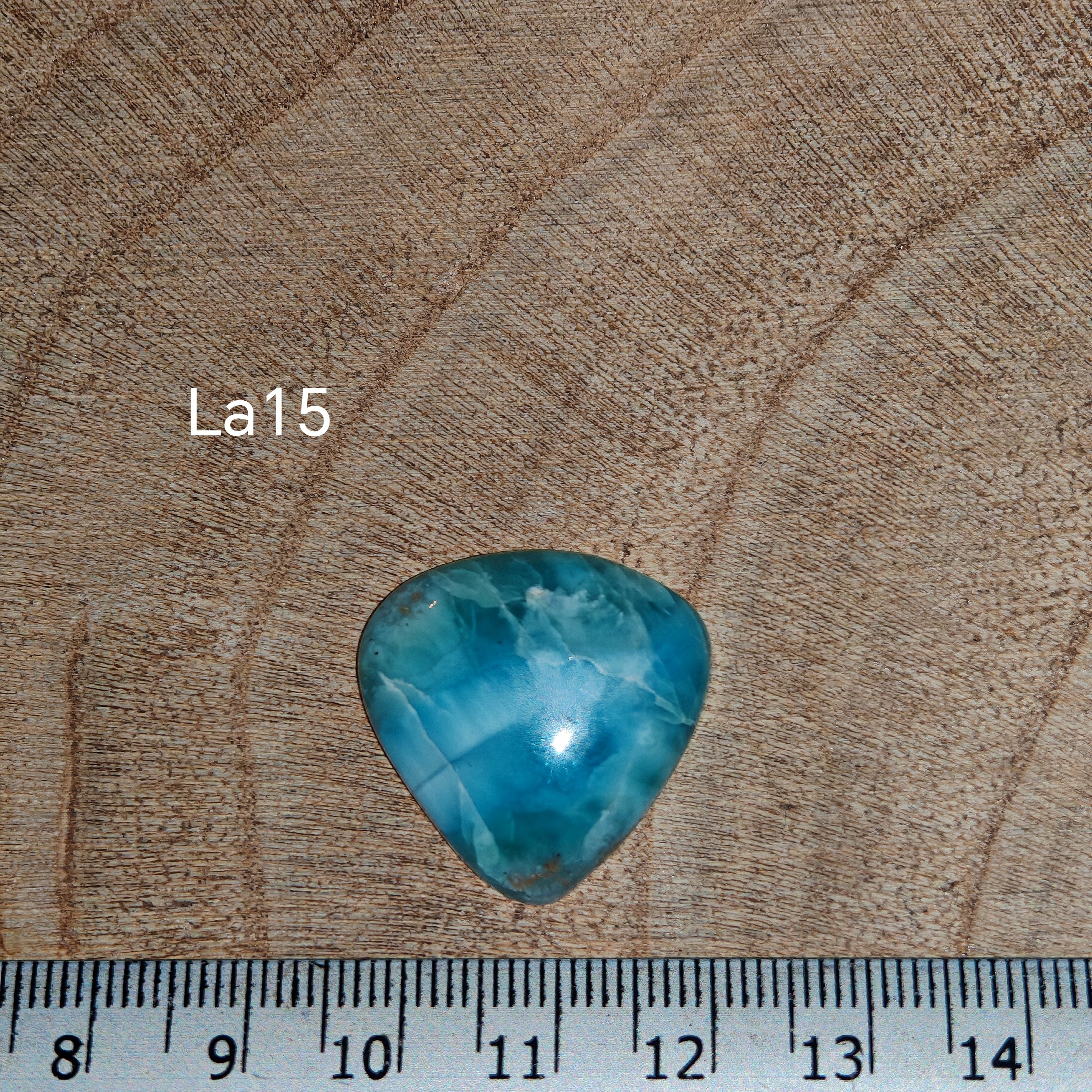 Larimar kabochon La15 – körte/teardrop alak, élénk türkiz-kék szín fehér felhős mintával, vonalzóval mérve