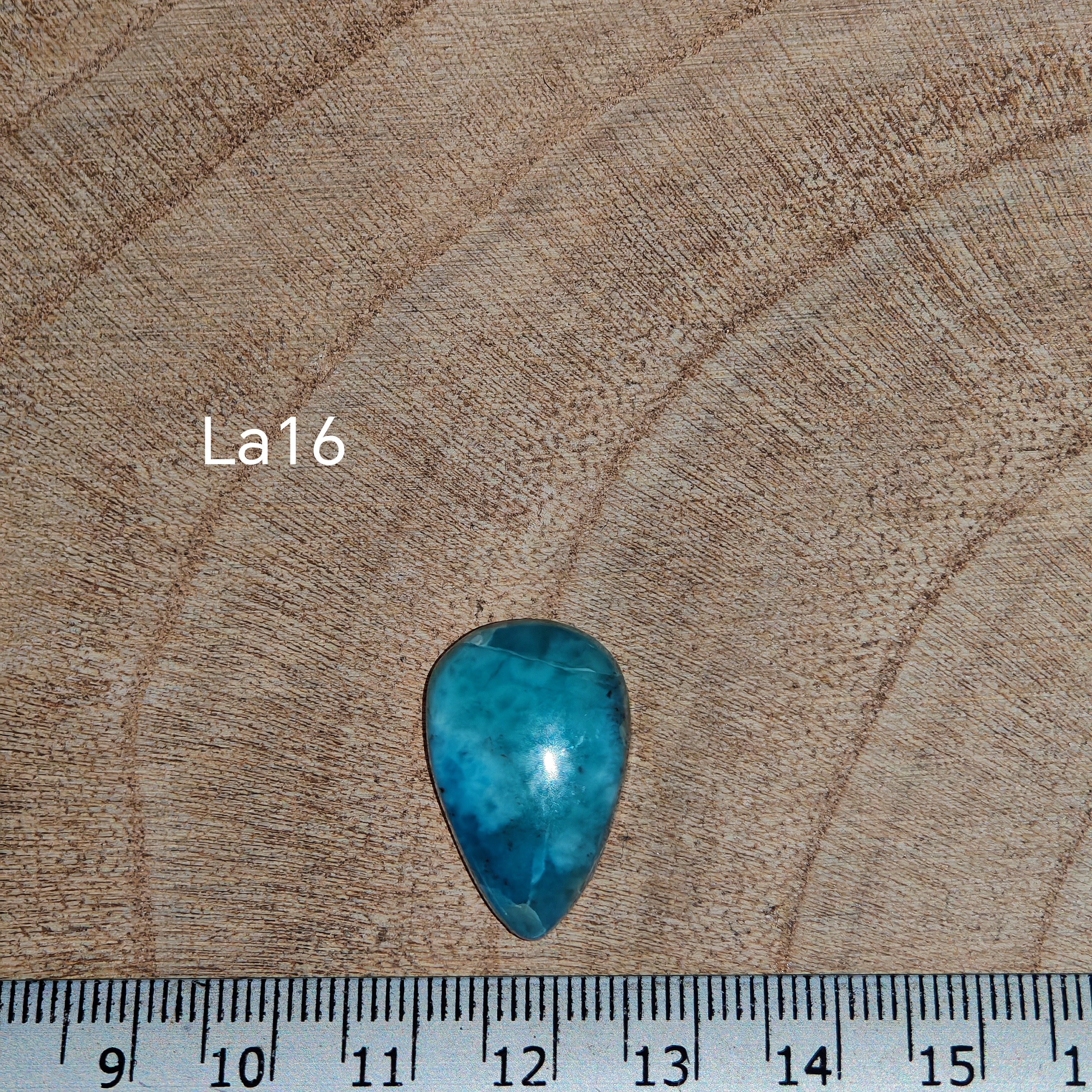Larimar kabochon La16 – körte/teardrop alak, élénk türkiz-kék szín fehér felhős mintával, vonalzóval mérve