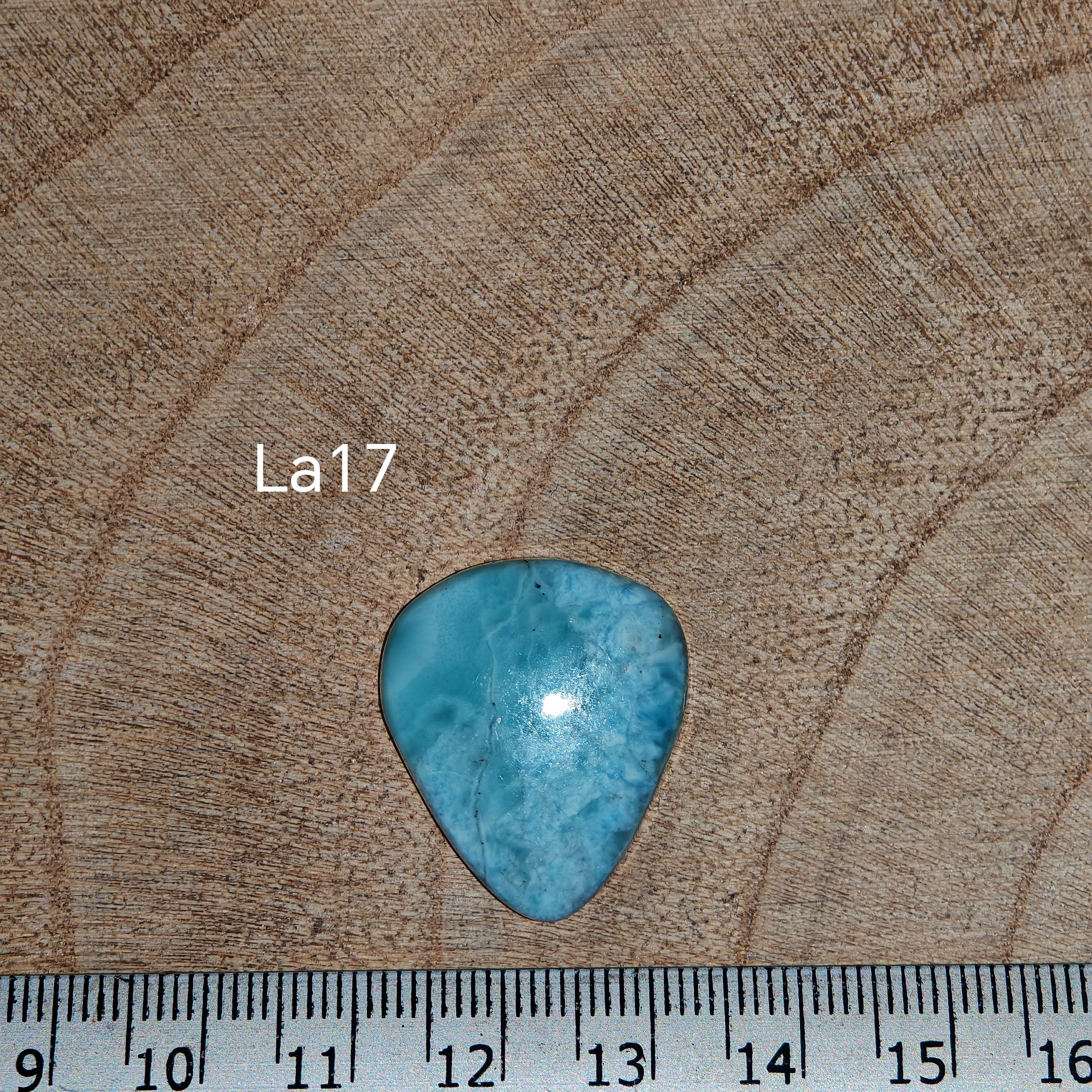 Larimar kabochon La17 – körte/teardrop alak, élénk türkiz-kék szín fehér felhős mintával, vonalzóval mérve