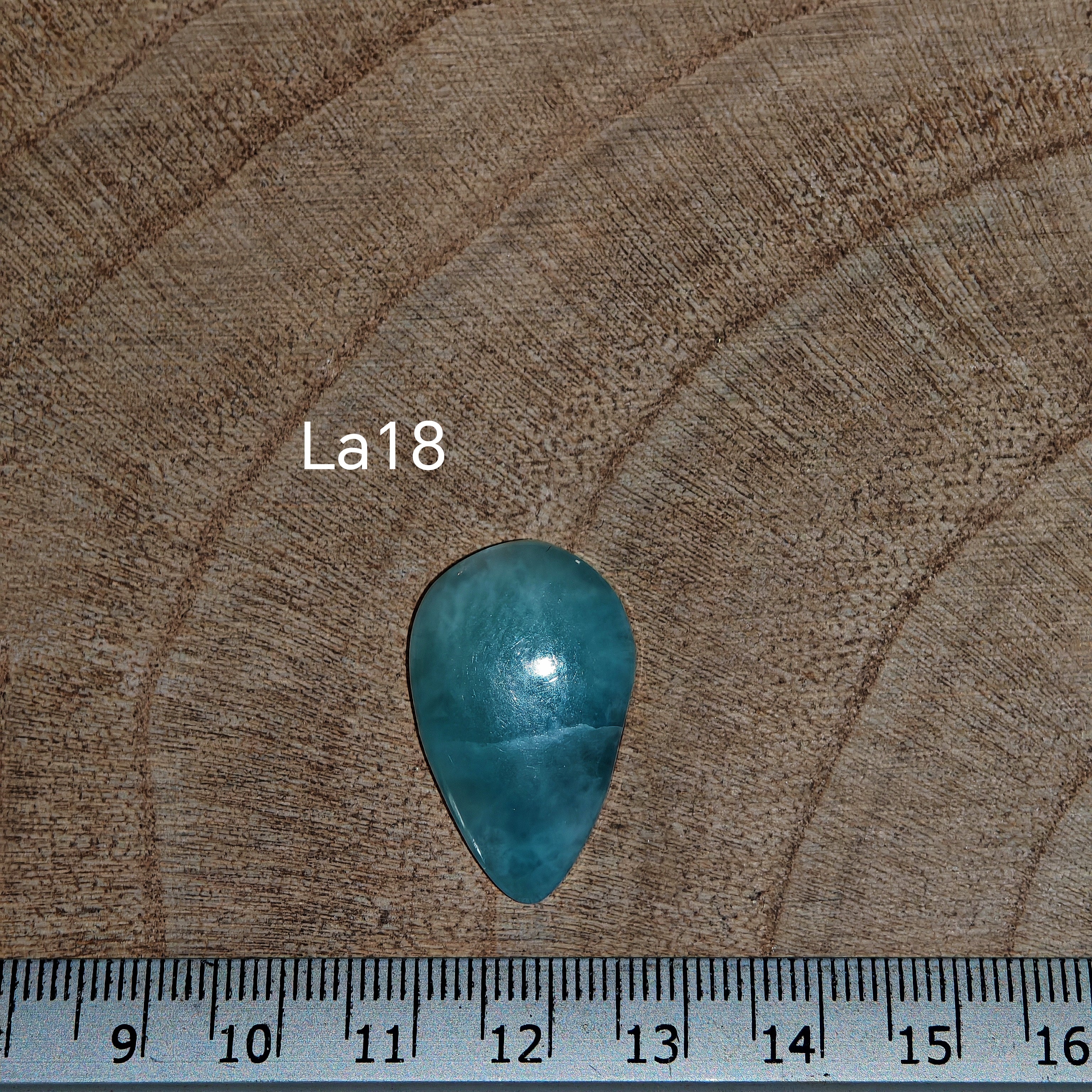 Larimar kabochon La18 – körte/teardrop alak, élénk türkiz-kék szín fehér felhős mintával, vonalzóval mérve