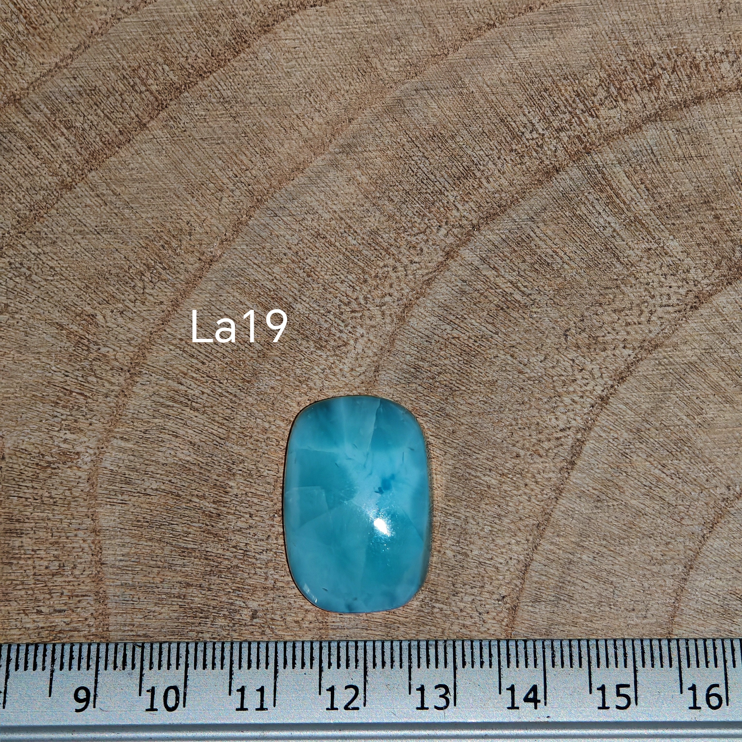 Larimar kabochon La19 – körte/teardrop alak, élénk türkiz-kék szín fehér felhős mintával, vonalzóval mérve