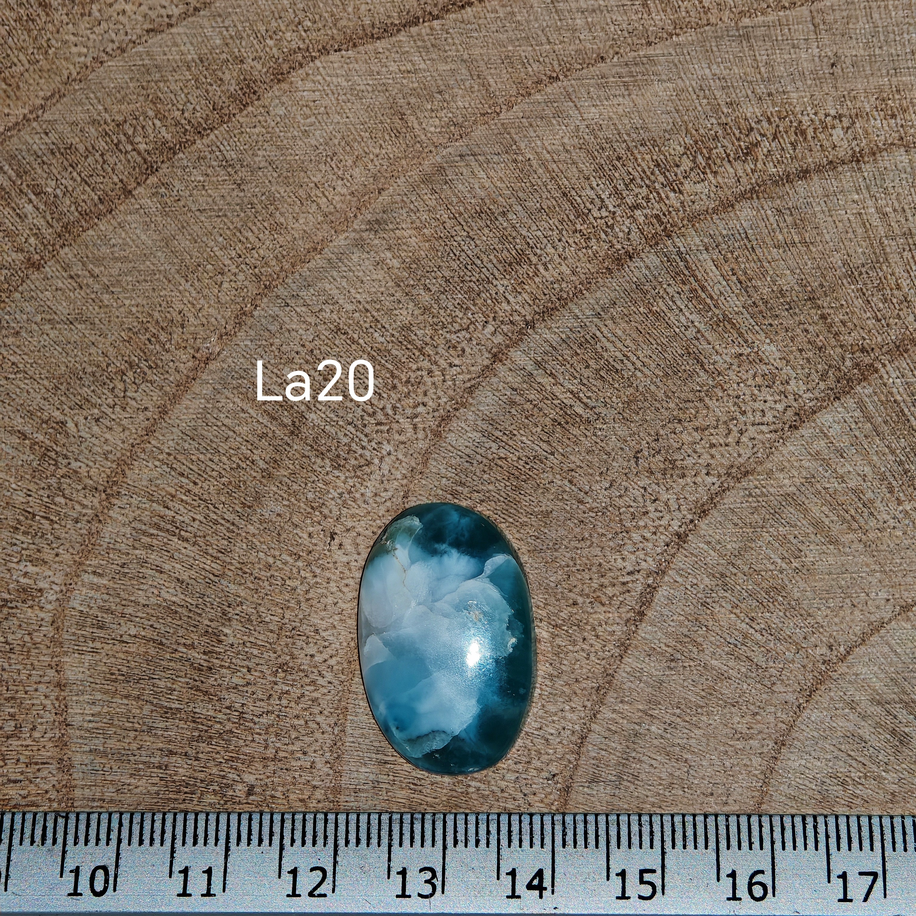 Larimar kabochon La20 – körte/teardrop alak, élénk türkiz-kék szín fehér felhős mintával, vonalzóval mérve