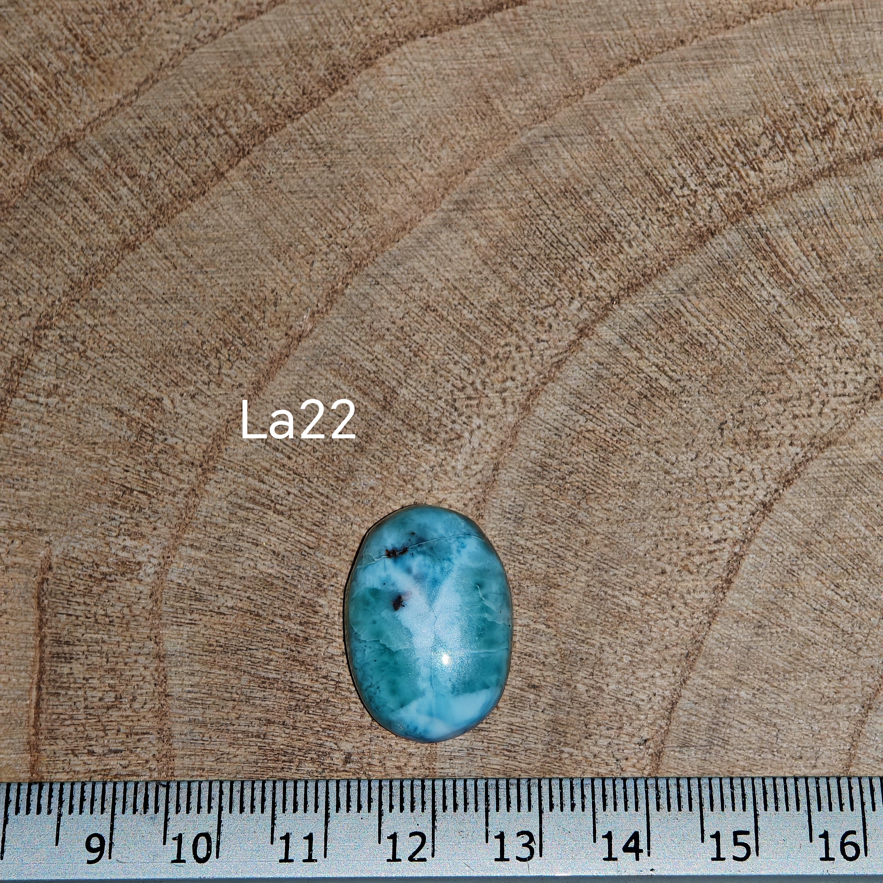 Larimar kabochon La22 – élénk türkiz-kék szín fehér felhős mintával, vonalzóval mérve