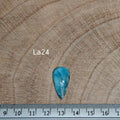  Larimar kabochon La24 – körte/teardrop alak, élénk türkiz-kék szín fehér felhős mintával, vonalzóval mérve