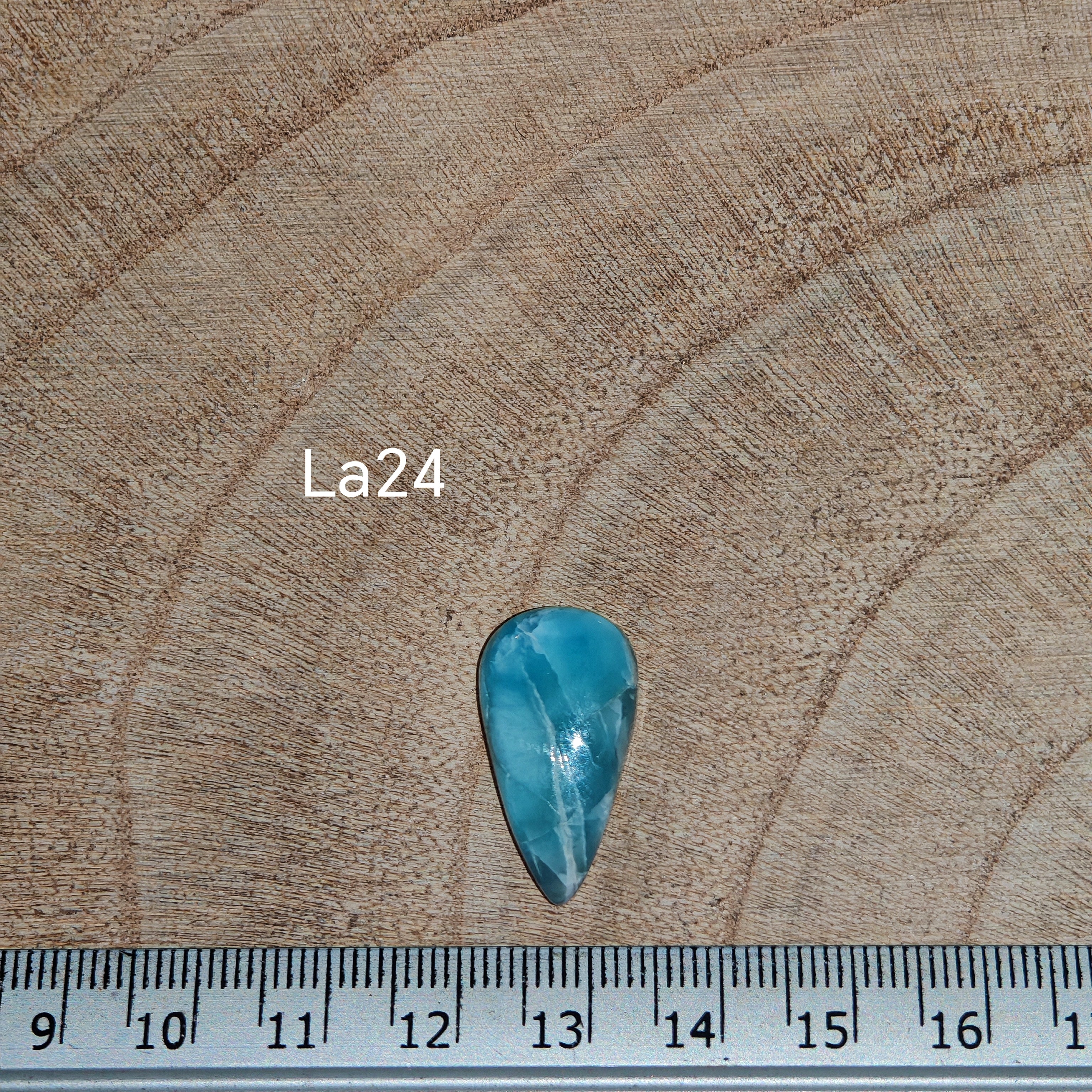  Larimar kabochon La24 – körte/teardrop alak, élénk türkiz-kék szín fehér felhős mintával, vonalzóval mérve