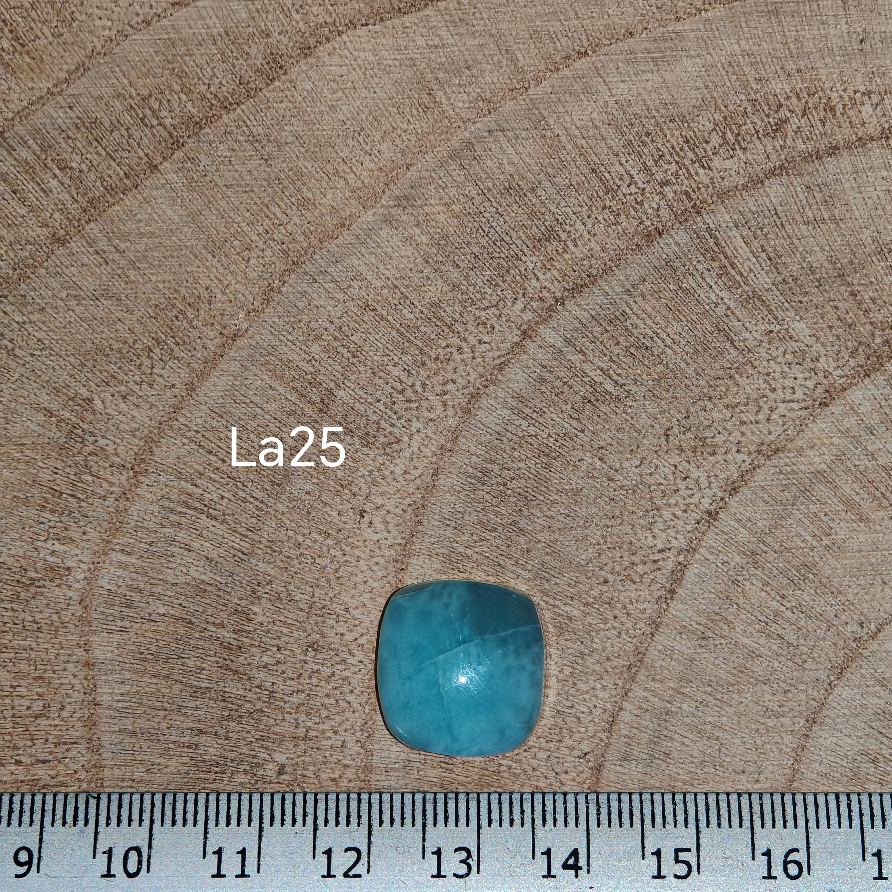 Larimar kabochon La25 –  türkiz-kék szín fehér mintával, vonalzóval mérve
