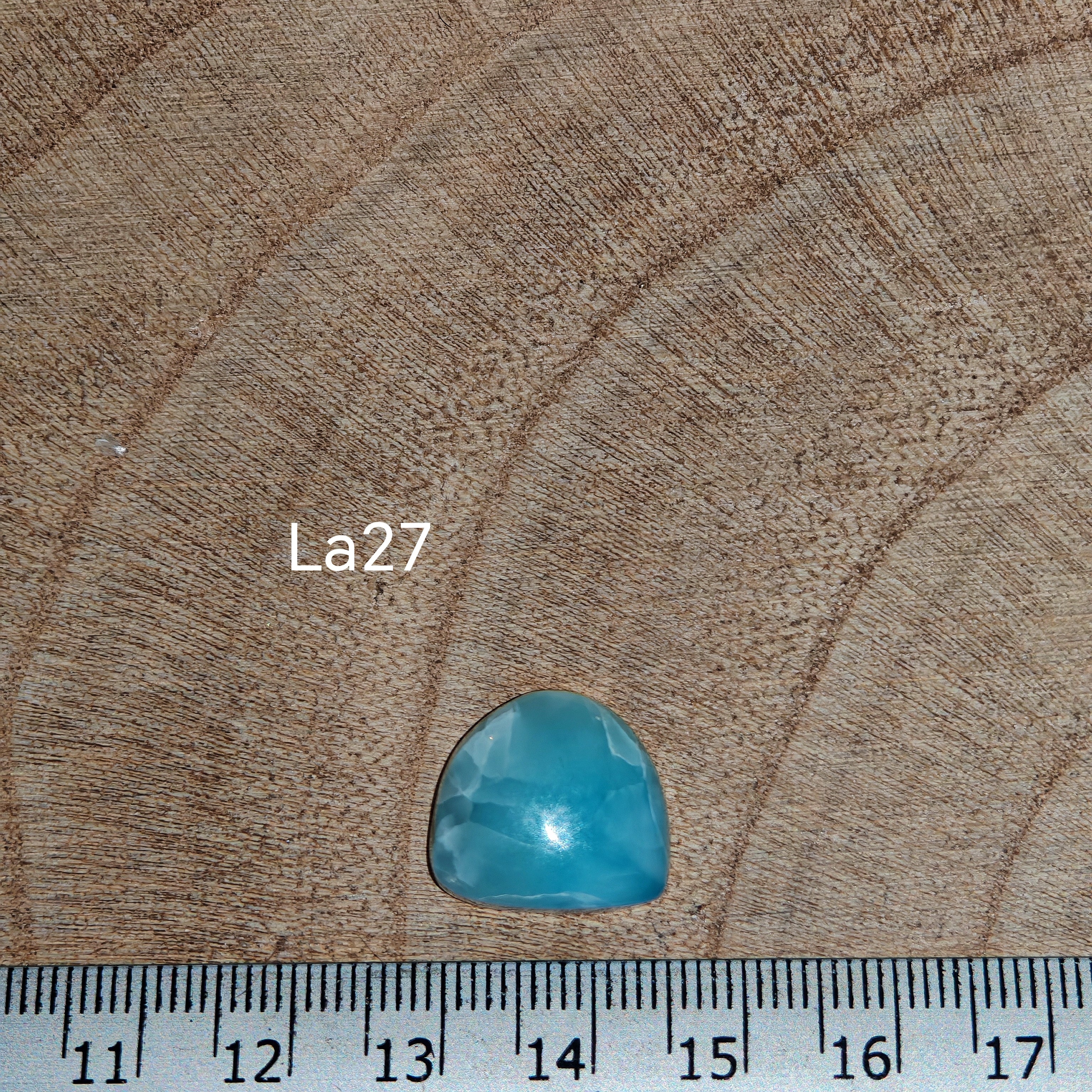Larimar kabochon La27 – élénk türkiz-kék szín fehér felhős mintával, vonalzóval mérve