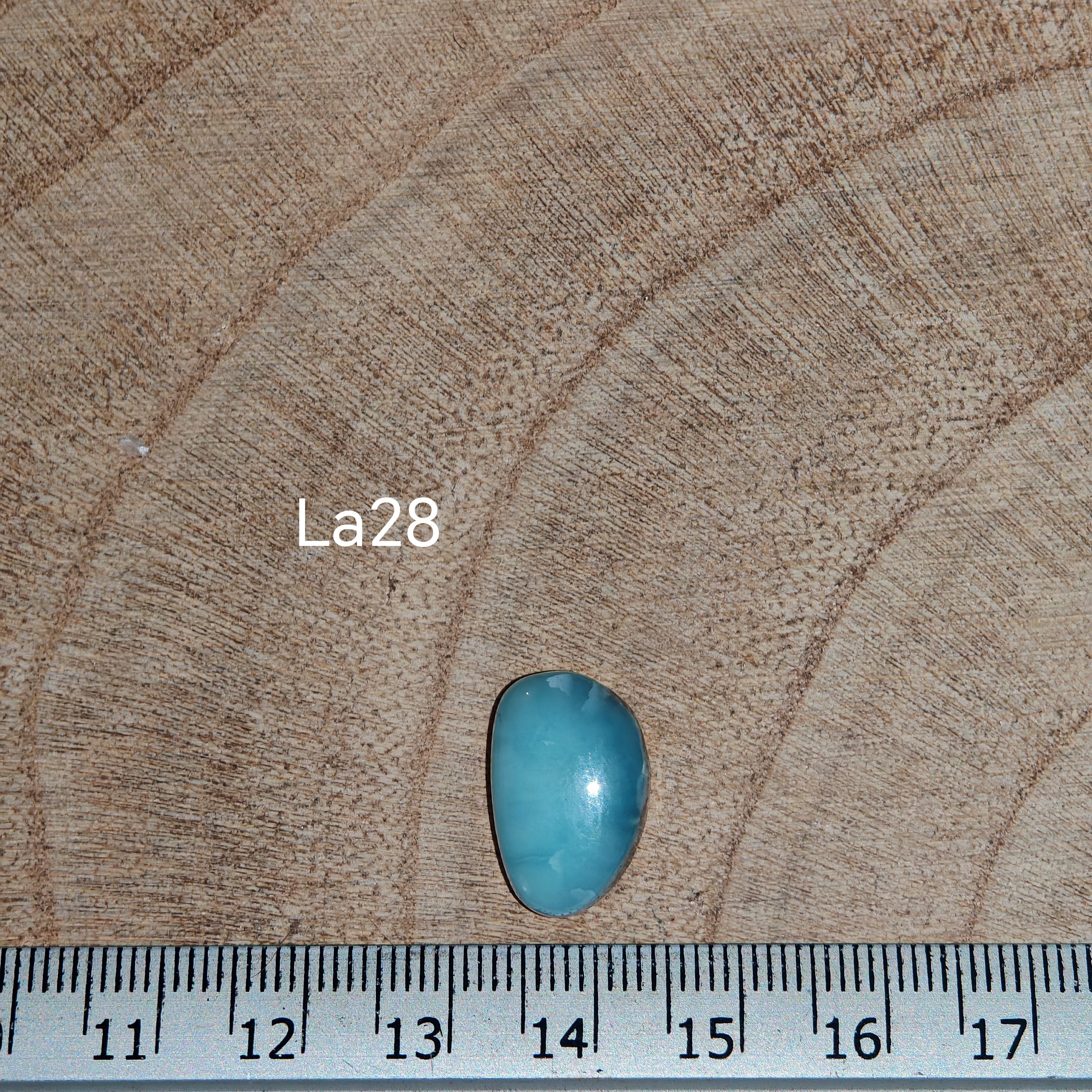 Larimar kabochon La28 – élénk türkiz-kék szín fehér felhős mintával, vonalzóval mérve