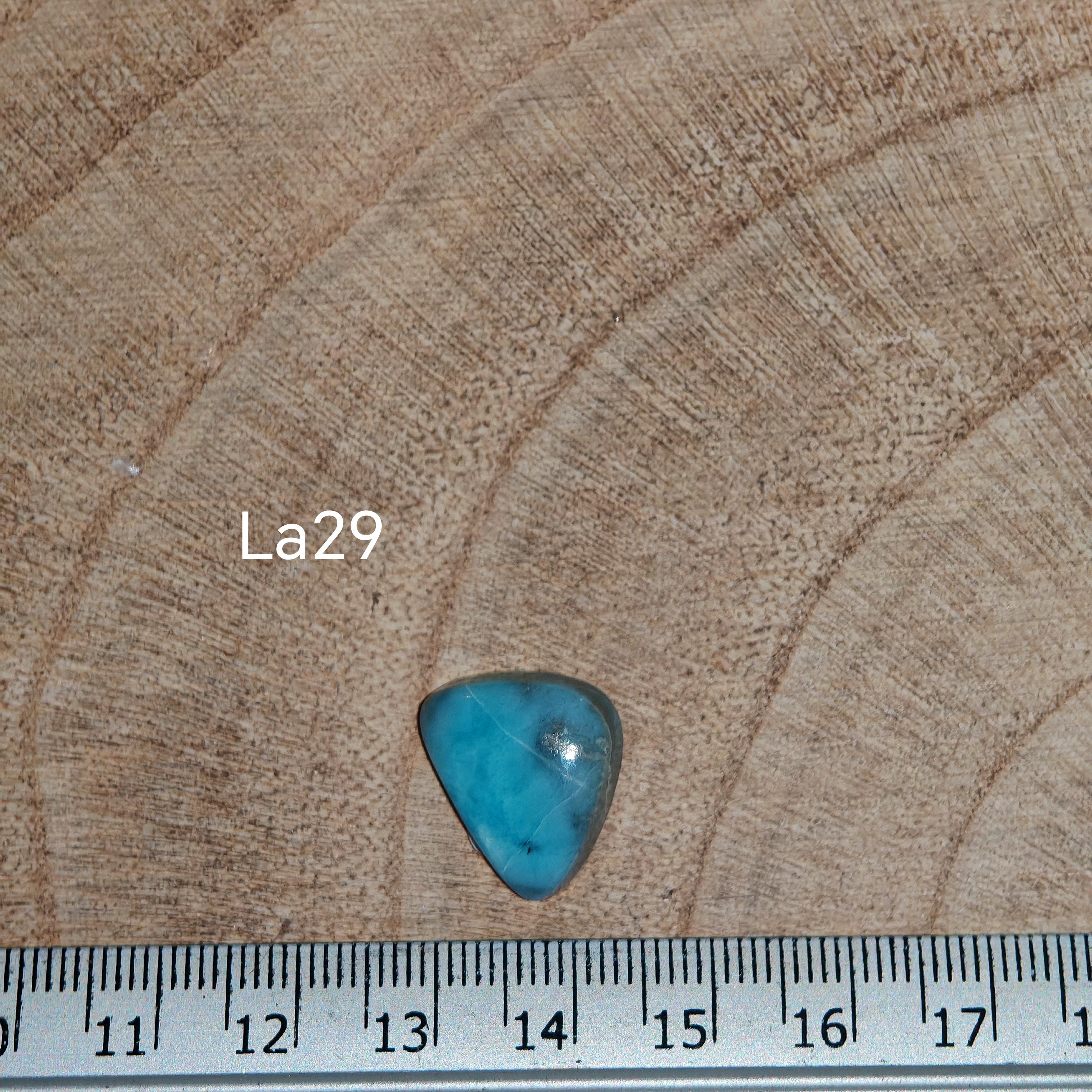 Larimar kabochon La29 – élénk türkiz-kék szín fehér felhős mintával, vonalzóval mérve