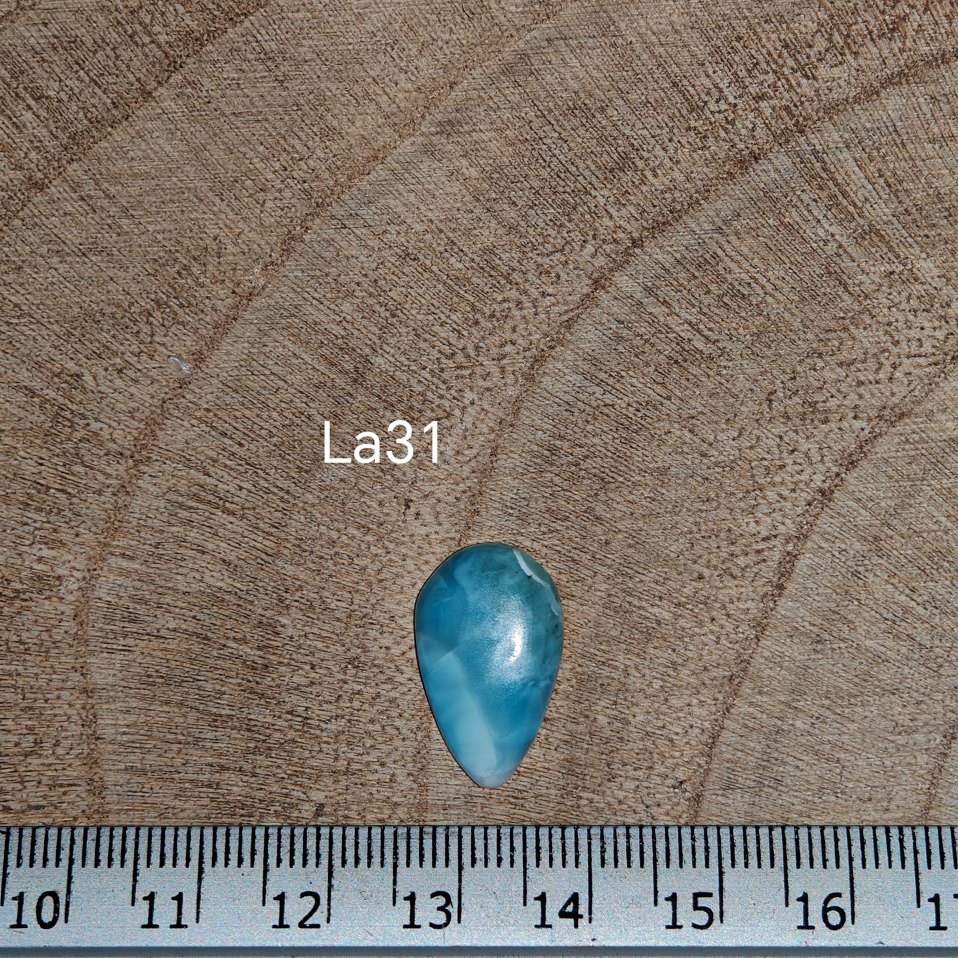 Larimar kabochon La31 – élénk türkiz-kék szín fehér felhős mintával, vonalzóval mérve