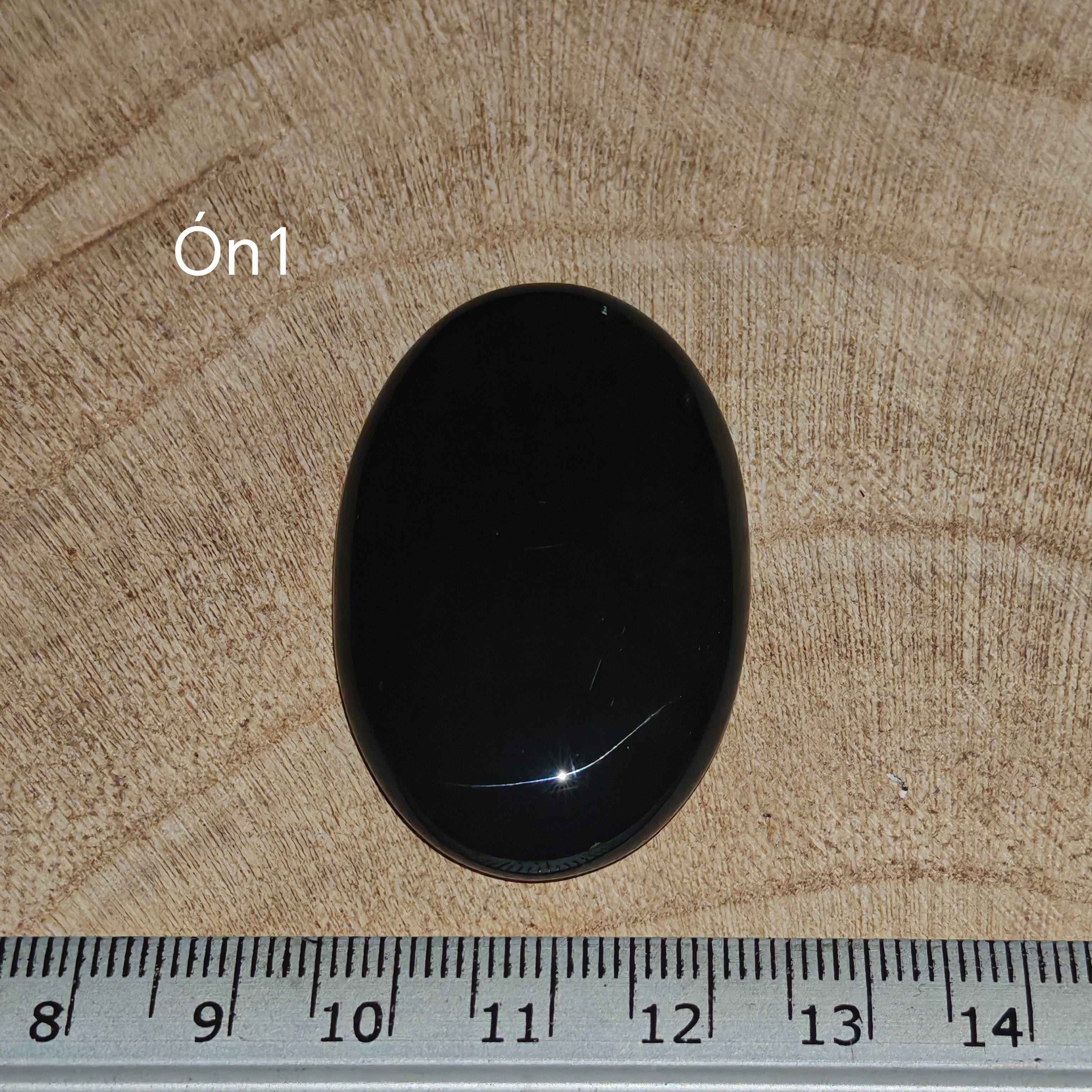 Onix kaboson Ón1 – mély fekete szín fényes felülettel, vonalzóval mérve

