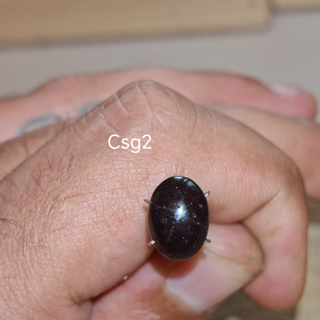 Star Garnet kabochon Csg2 – természetes csillag gránát kő kézben tartva, sötét bordó szín
