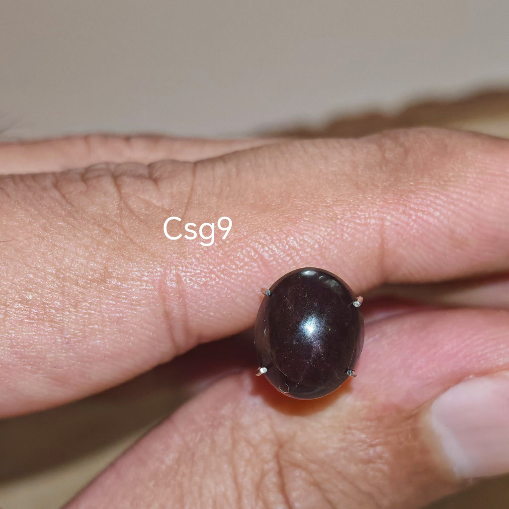 Star Garnet kabochon Csg9 – természetes csillag gránát kő kézben tartva, sötét bordó szín
