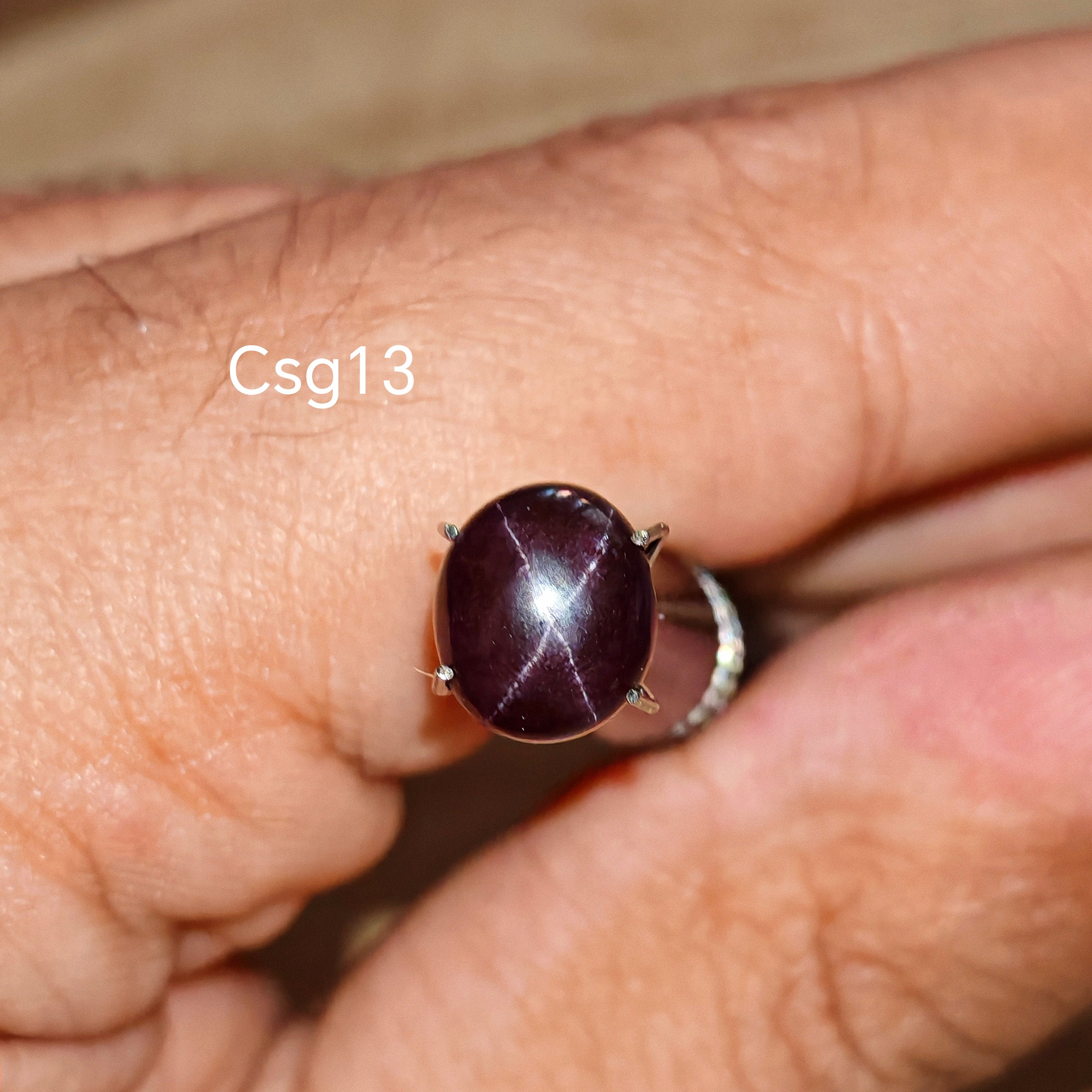  Star Garnet kabochon Csg13 – természetes csillag gránát kő kézben tartva, sötét bordó szín
