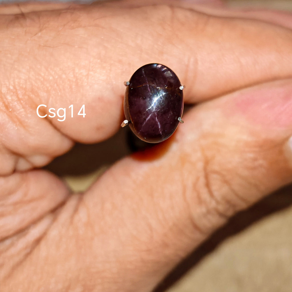Star Garnet kabochon Csg14 – természetes csillag gránát kő kézben tartva, sötét bordó szín
