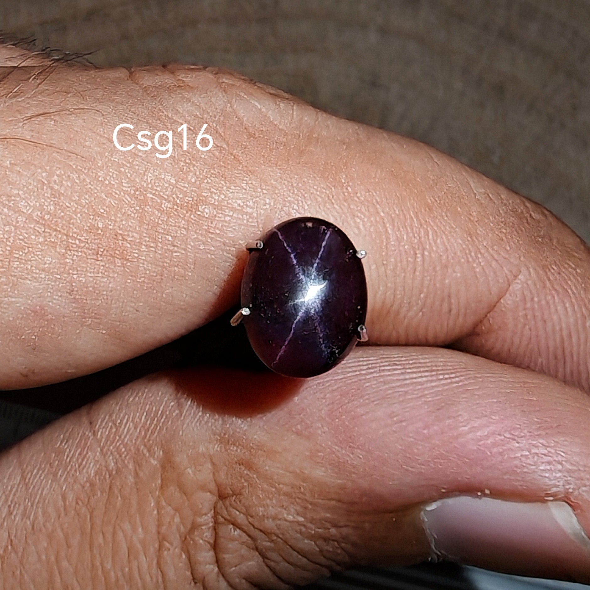 Star Garnet kabochon Csg16 – természetes csillag gránát kő kézben tartva, sötét bordó szín
