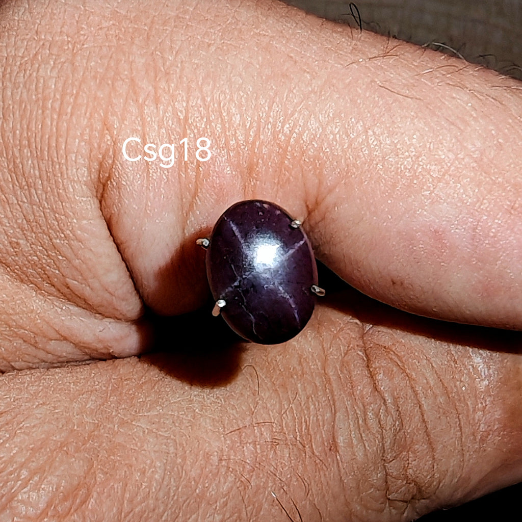 Star Garnet kabochon Csg18 – természetes csillag gránát kő kézben tartva, sötét bordó szín
