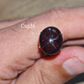 Star Garnet kabochon Csg36 – természetes csillag gránát kő kézben tartva, sötét bordó szín
