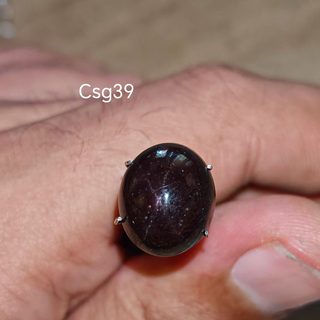 Star Garnet kabochon Csg39 – természetes csillag gránát kő kézben tartva, sötét bordó szín
