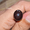 Star Garnet kabochon Csg40 – természetes csillag gránát kő kézben tartva, sötét bordó szín

