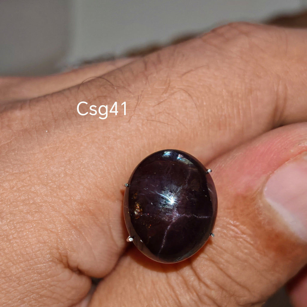 Star Garnet kabochon Csg41 – természetes csillag gránát kő kézben tartva, sötét bordó szín
