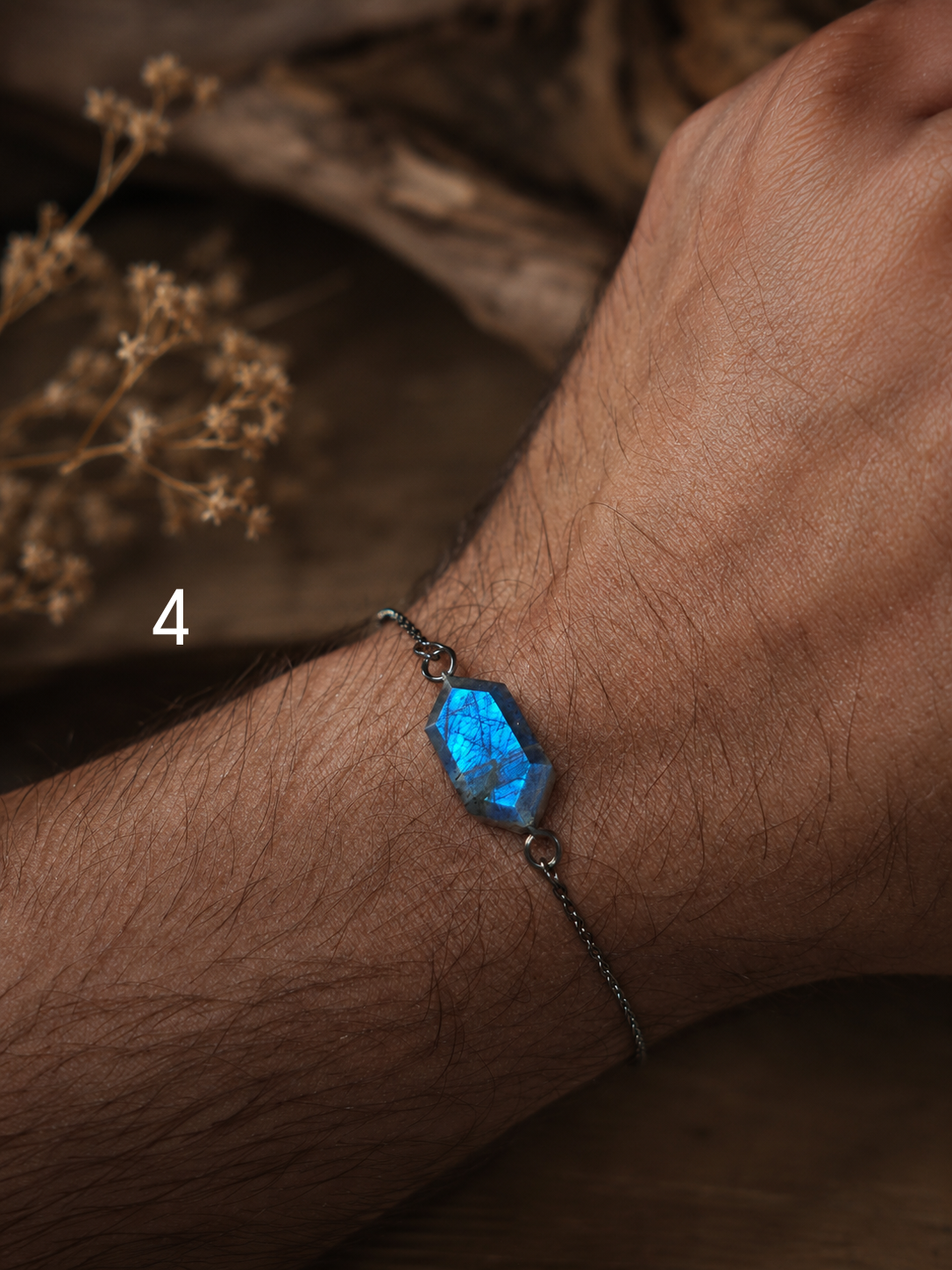 Kék labradorit facettált hatszög karkötő orvosi acél láncon csuklón viselve 4es – YourCrystal