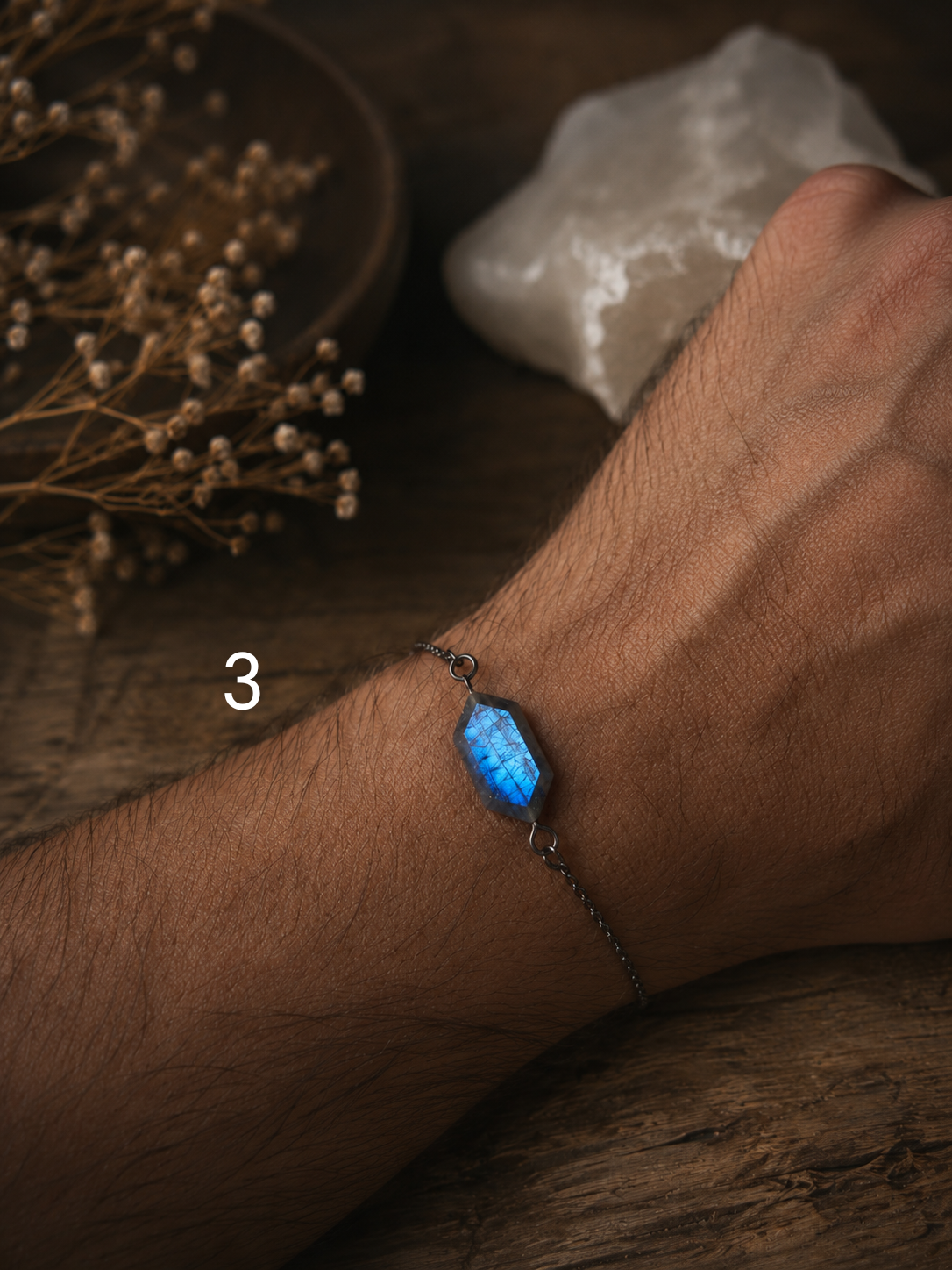 Kék labradorit facettált hatszög karkötő orvosi acél láncon csuklón viselve 3as – YourCrystal
