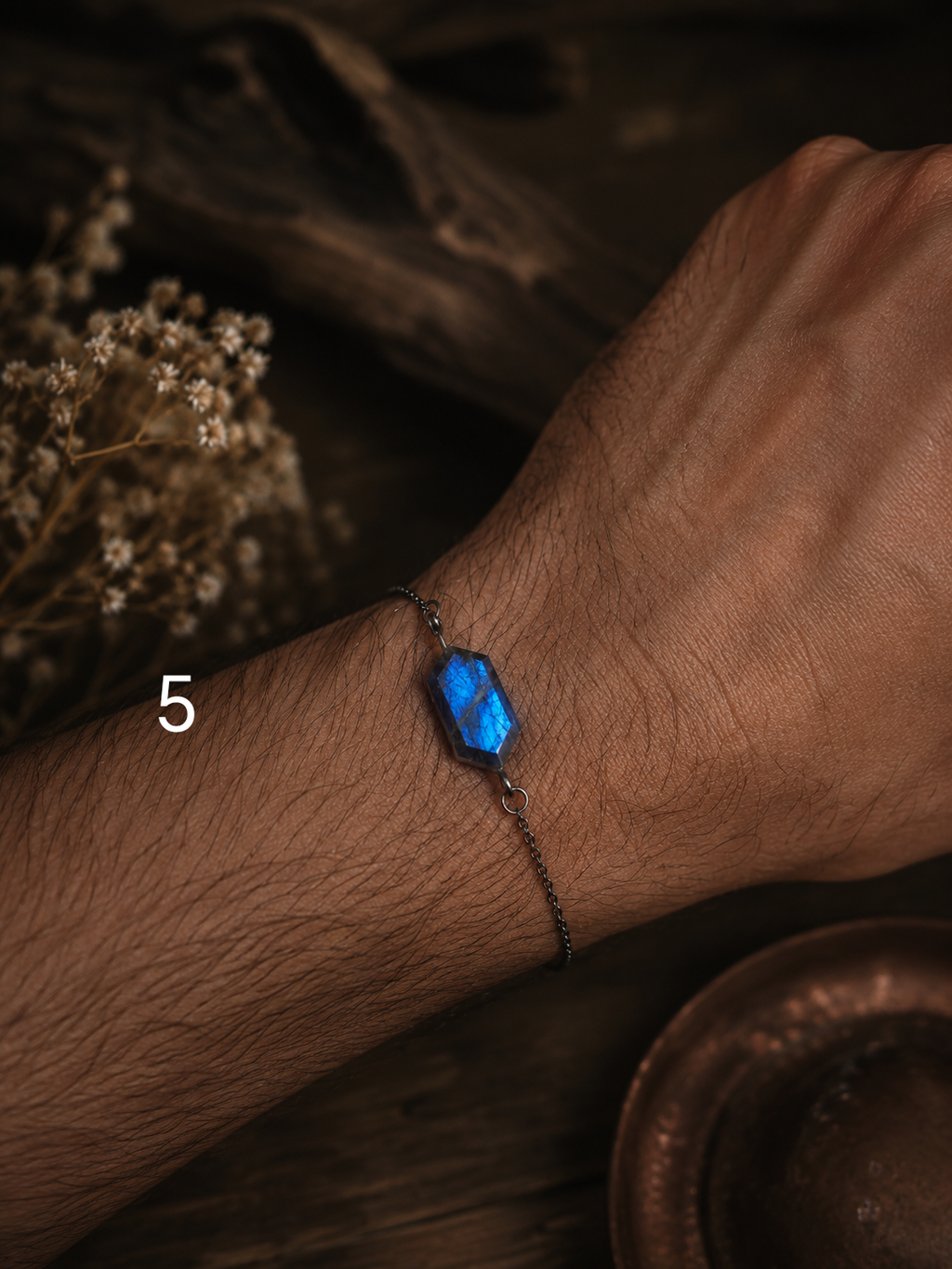 Kék labradorit facettált hatszög karkötő orvosi acél láncon csuklón viselve 5ös – YourCrystal