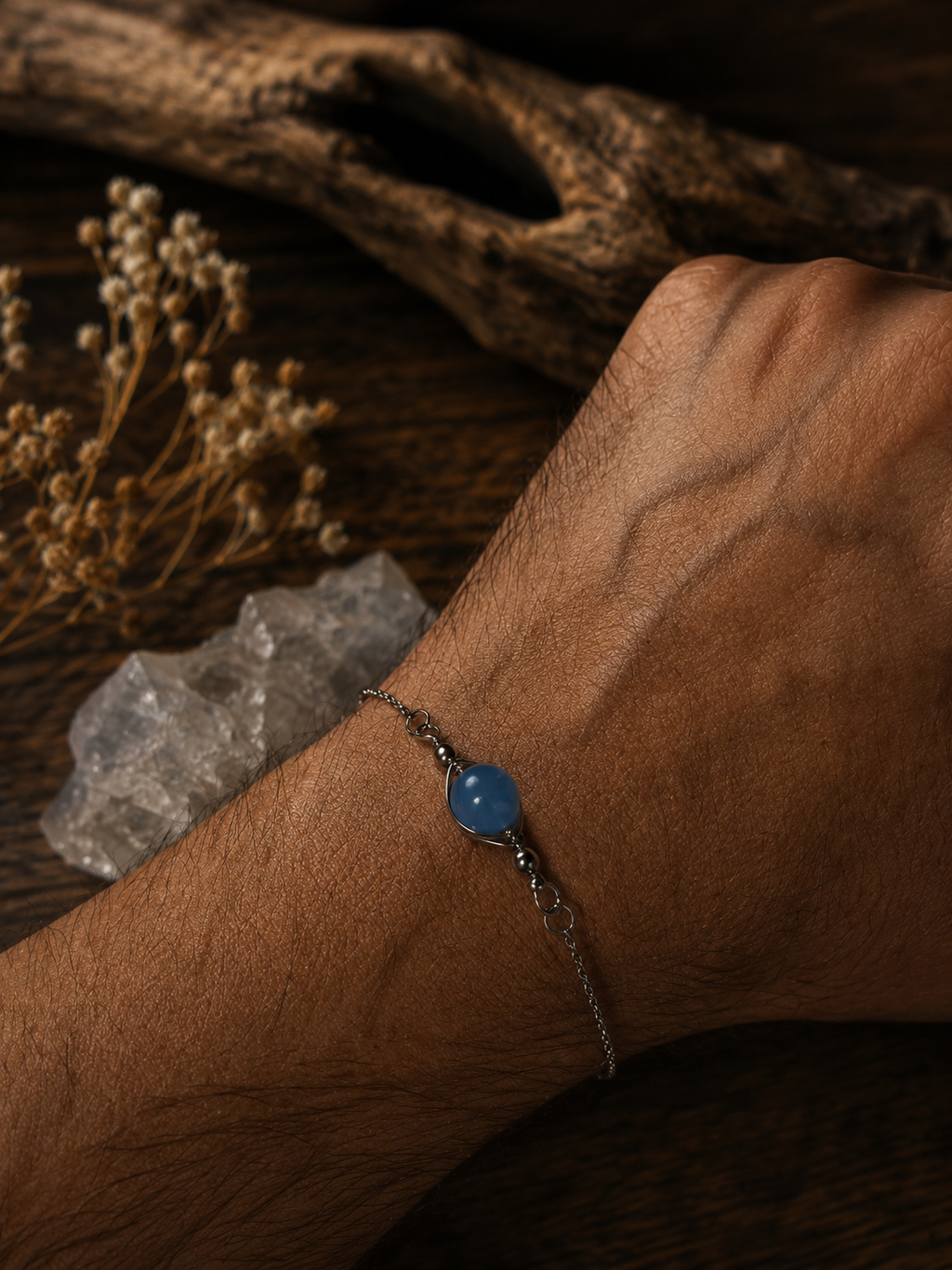 Kék festett kvarc gömb karkötő orvosi acél láncon csuklón viselve – YourCrystal