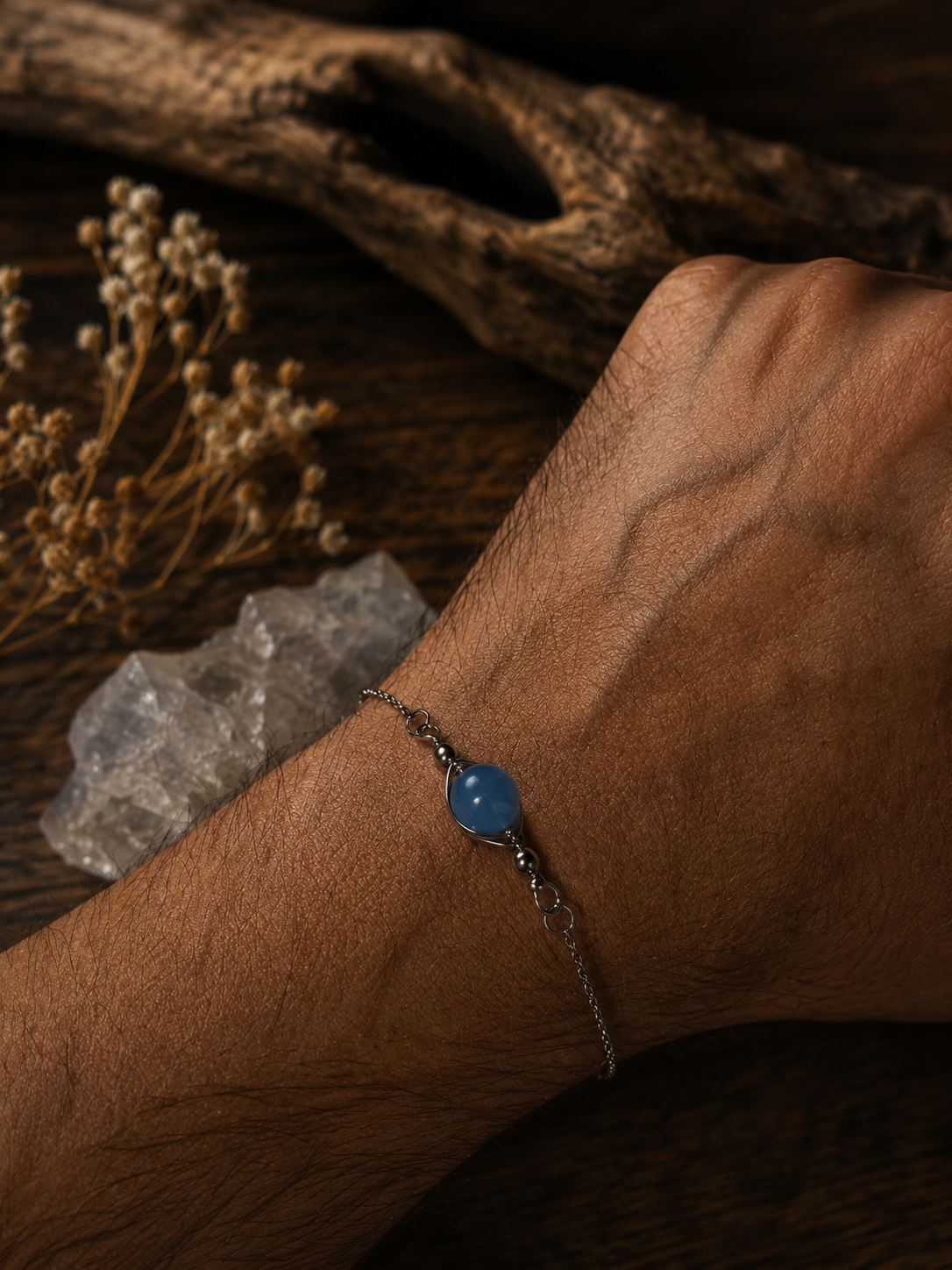 Kék festett kvarc gömb karkötő orvosi acél láncon csuklón viselve – YourCrystal