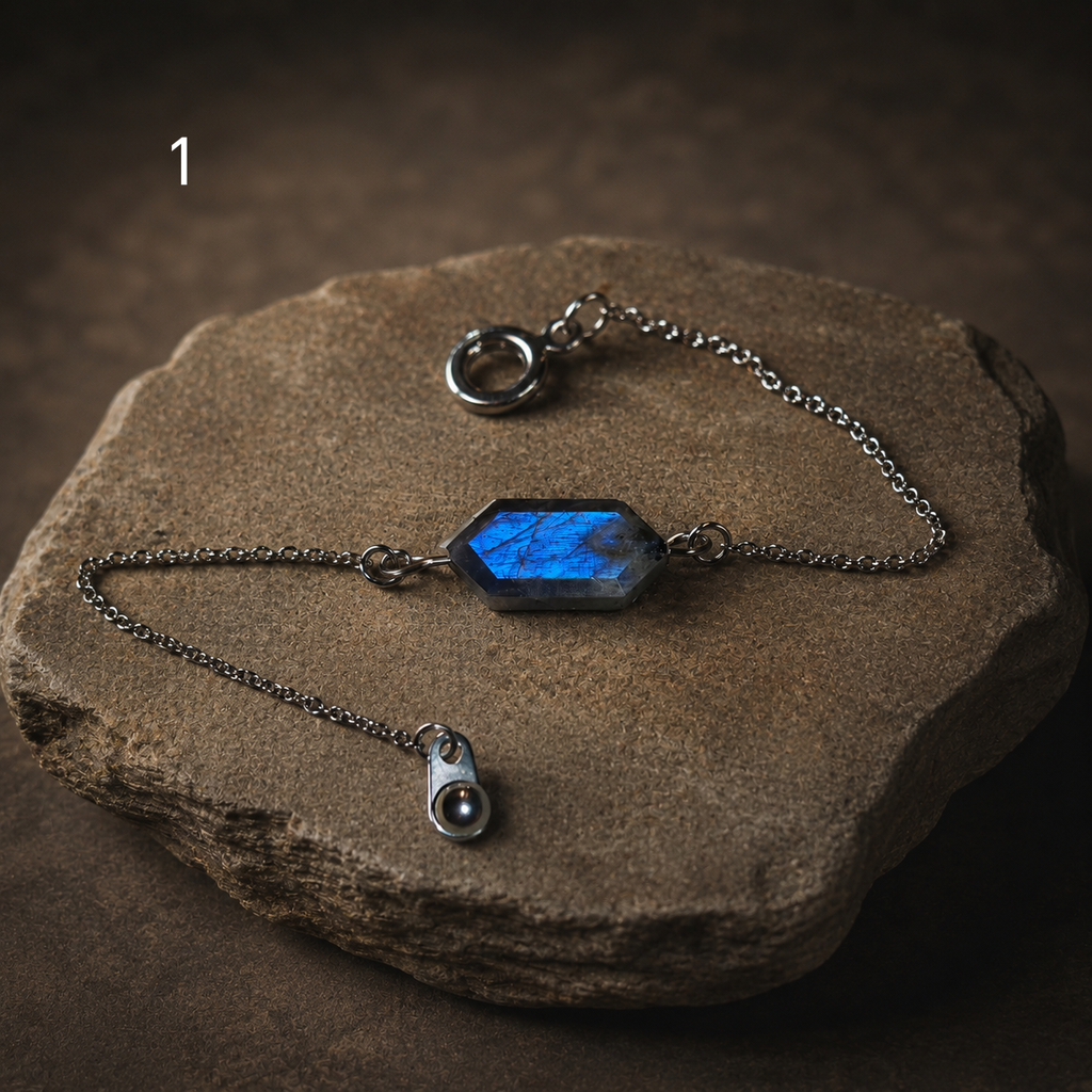 Kék labradorit minimalista karkötő orvosi acél láncon, gömb kapoccsal, kőlapon – YourCrystal