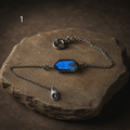 Kék labradorit minimalista karkötő orvosi acél láncon, gömb kapoccsal, kőlapon – YourCrystal