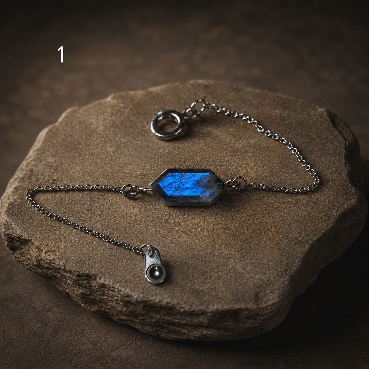 Kék labradorit minimalista karkötő orvosi acél láncon, gömb kapoccsal, kőlapon – YourCrystal