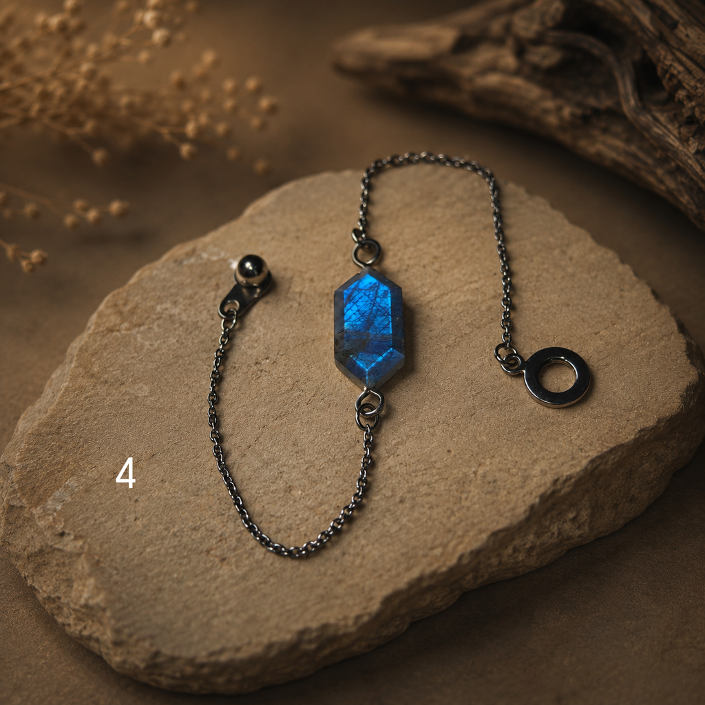 Kék labradorit minimalista karkötő orvosi acél láncon, gömb kapoccsal, kőlapon 4es – YourCrystal

