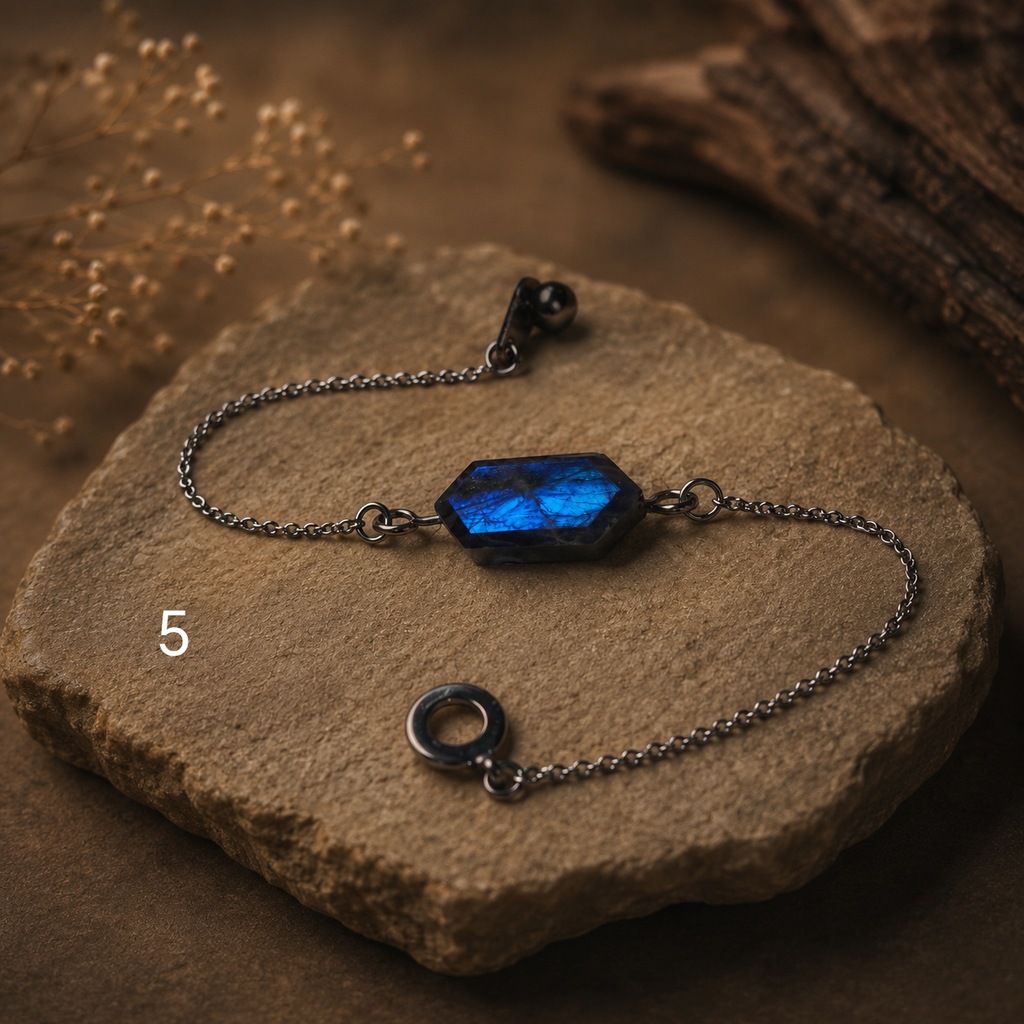 Kék labradorit minimalista karkötő orvosi acél láncon, gömb kapoccsal, kőlapon 5ős – YourCrystal

