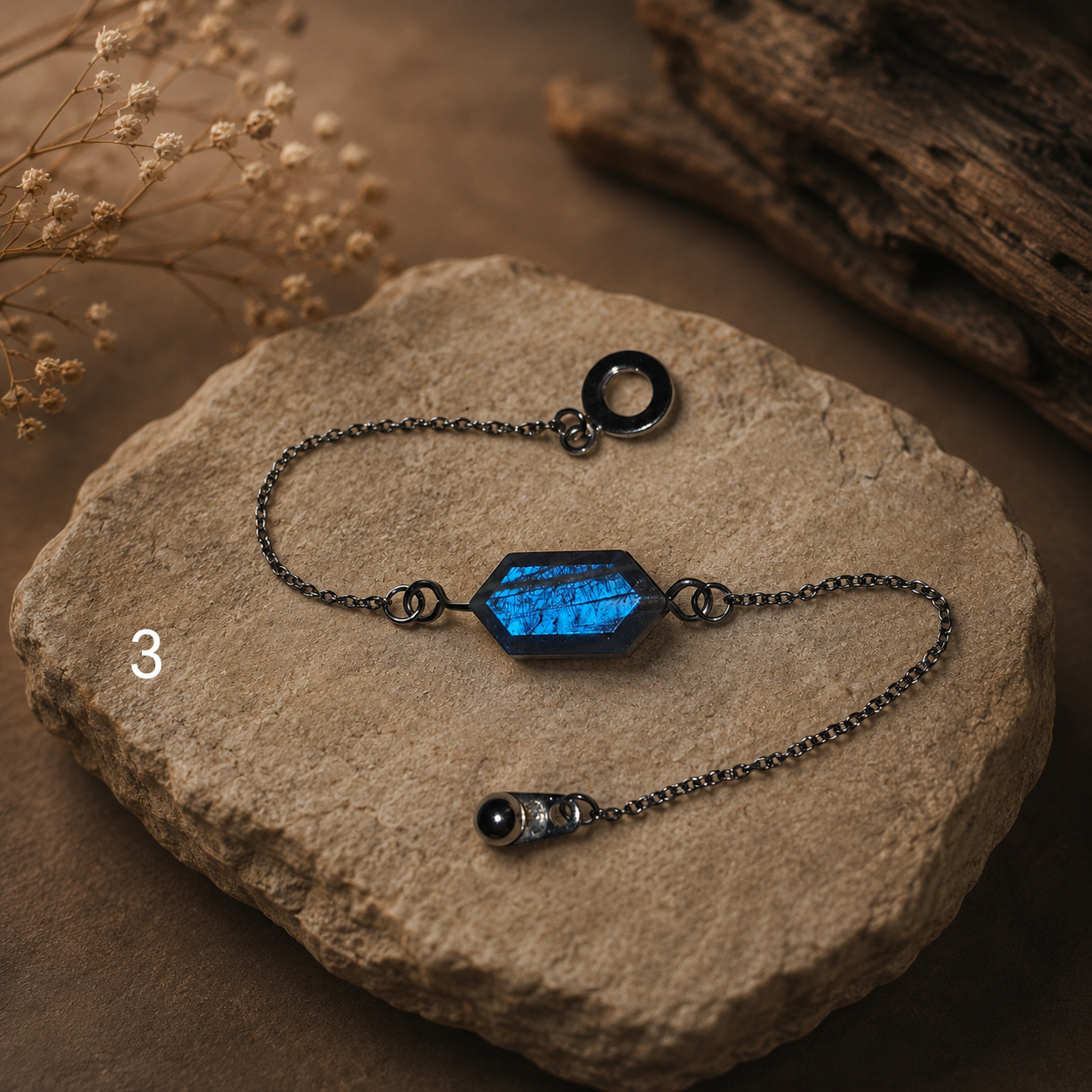 Kék labradorit minimalista karkötő orvosi acél láncon, gömb kapoccsal, kőlapon 3-as – YourCrystal

