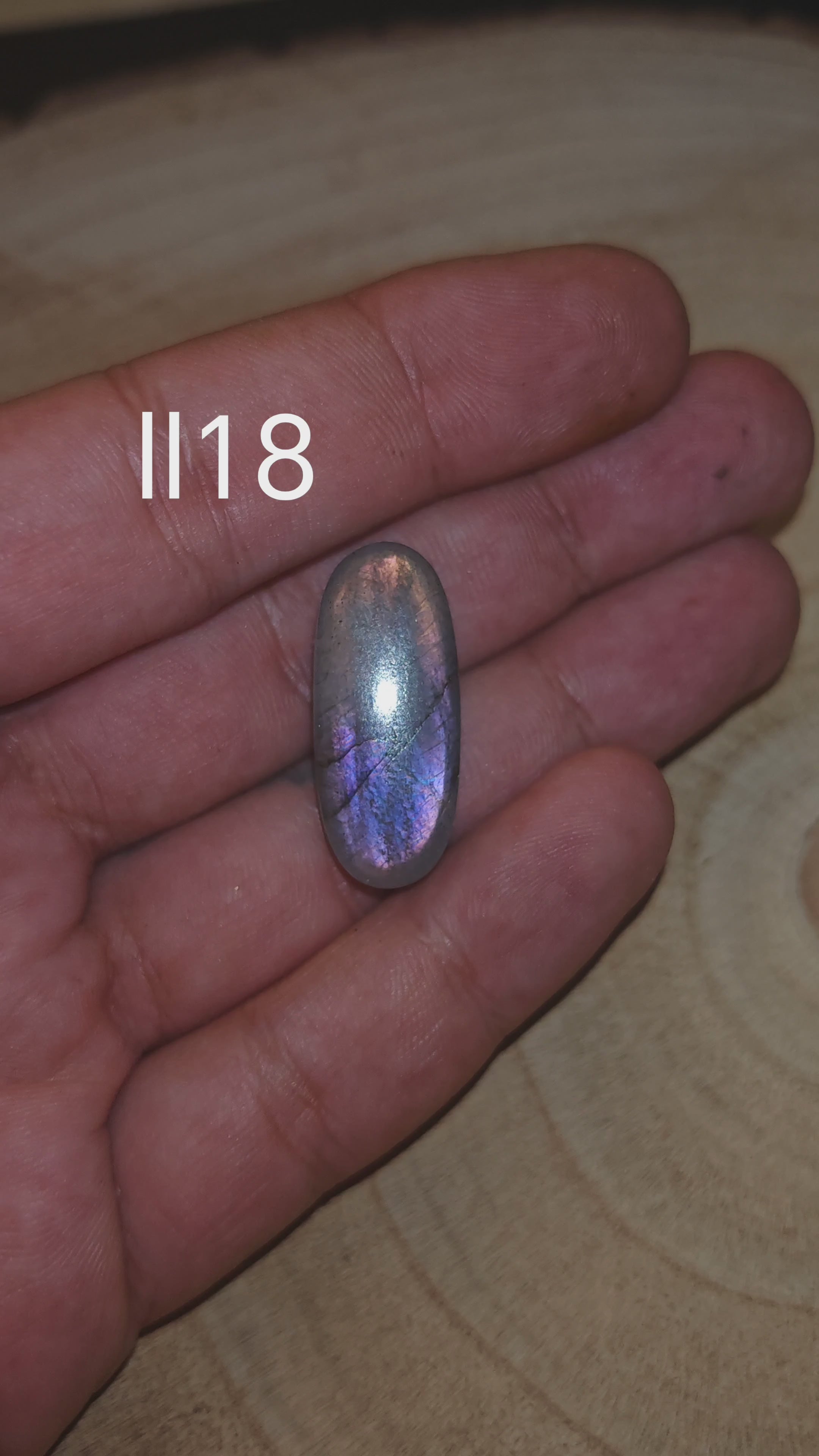 Lila labradorit kaboson - Ll18