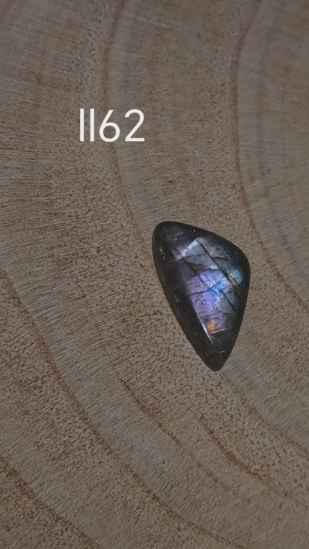 Lila Labradorit kaboson - Ll62
