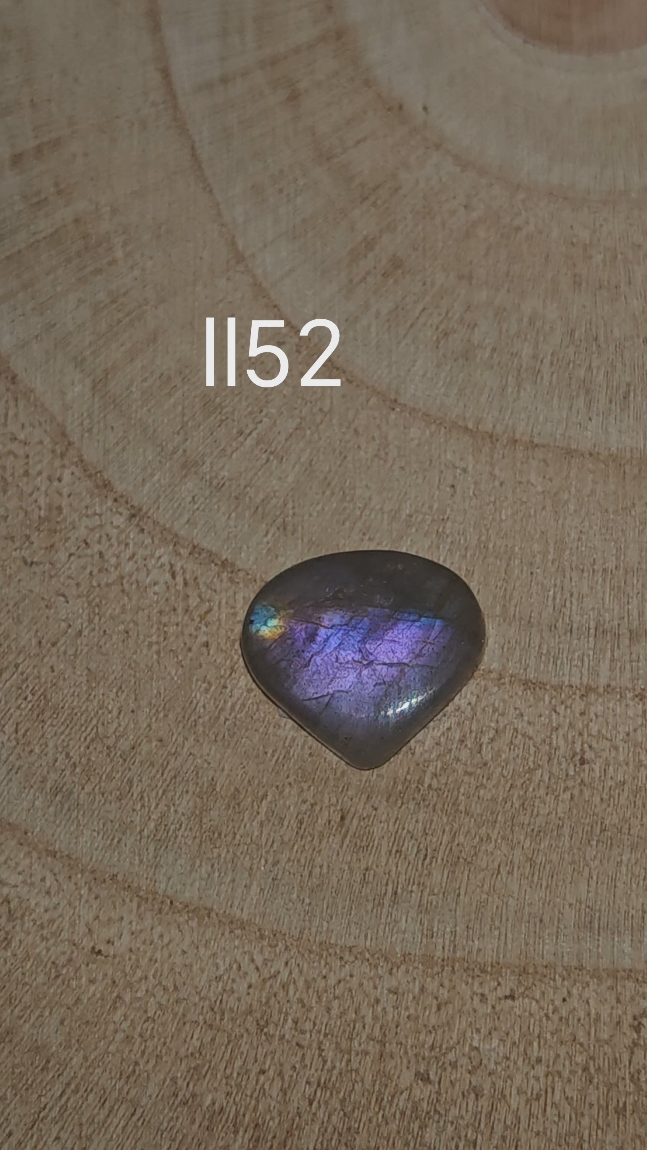 Lila labradorit kaboson - Ll52