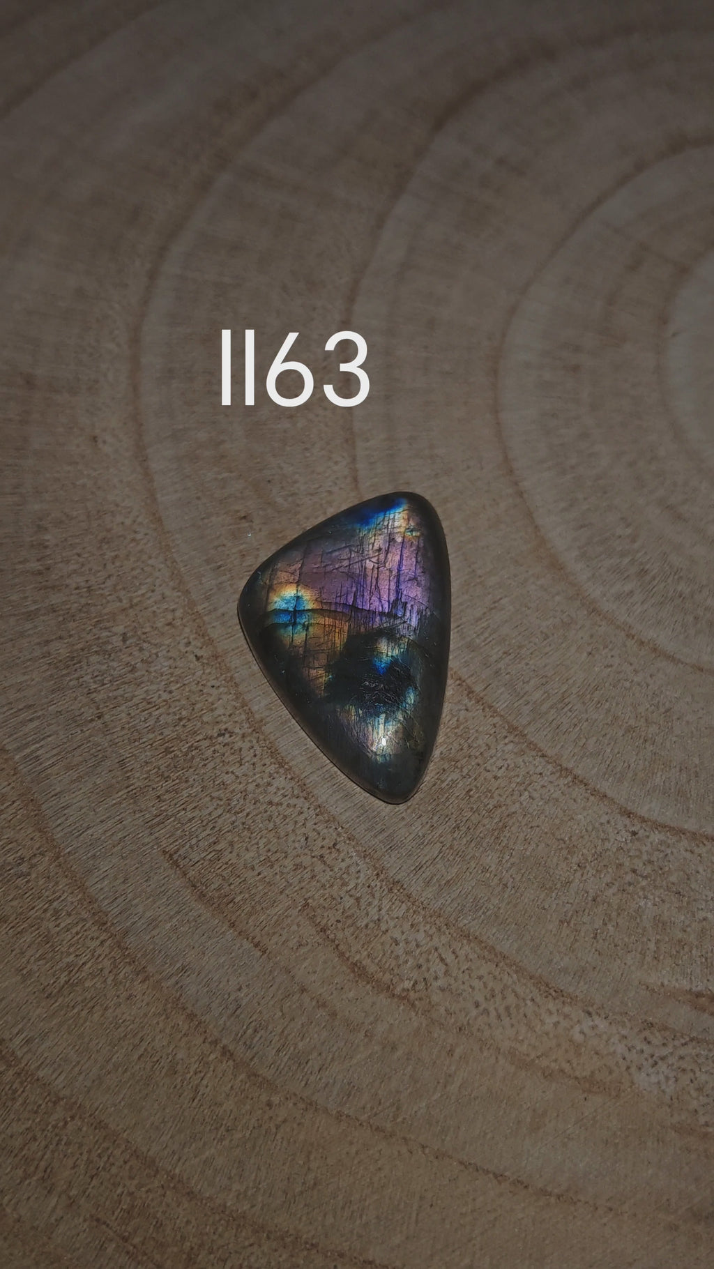 Lila labradorit kaboson – Ll63