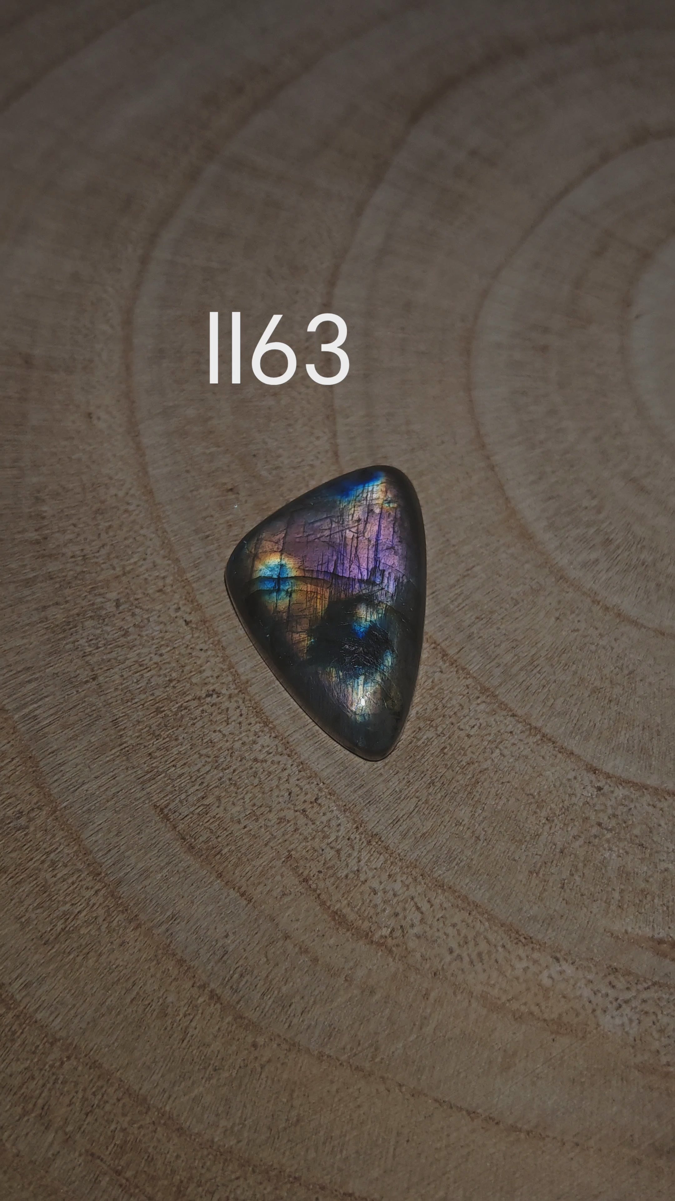 Lila labradorit kaboson – Ll63